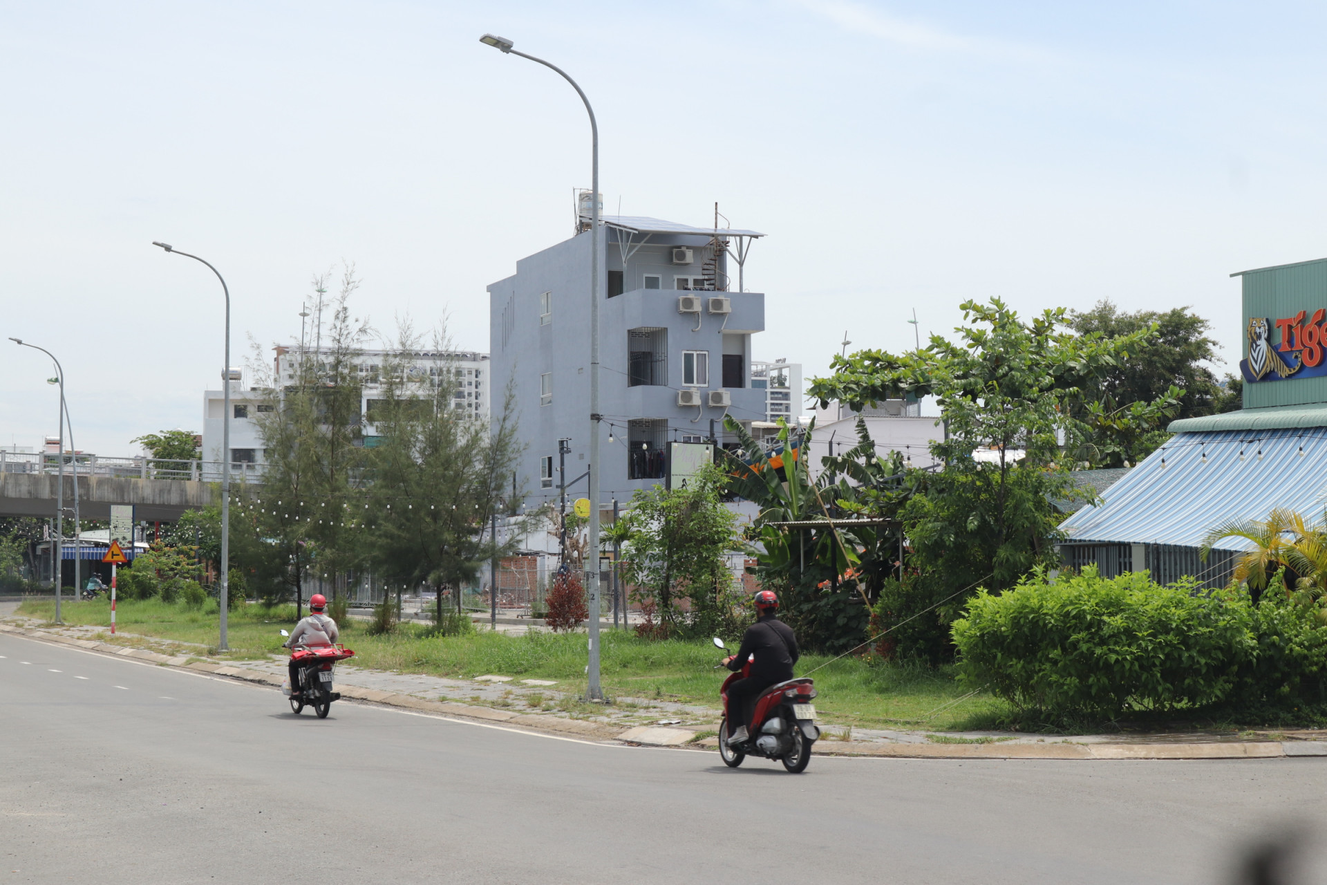 Khu đất (bên phải) vị trí đường Vành đai 2 (phường Phước Hải) có 2 thửa đất được sổ đỏ được cấp trái quy định.