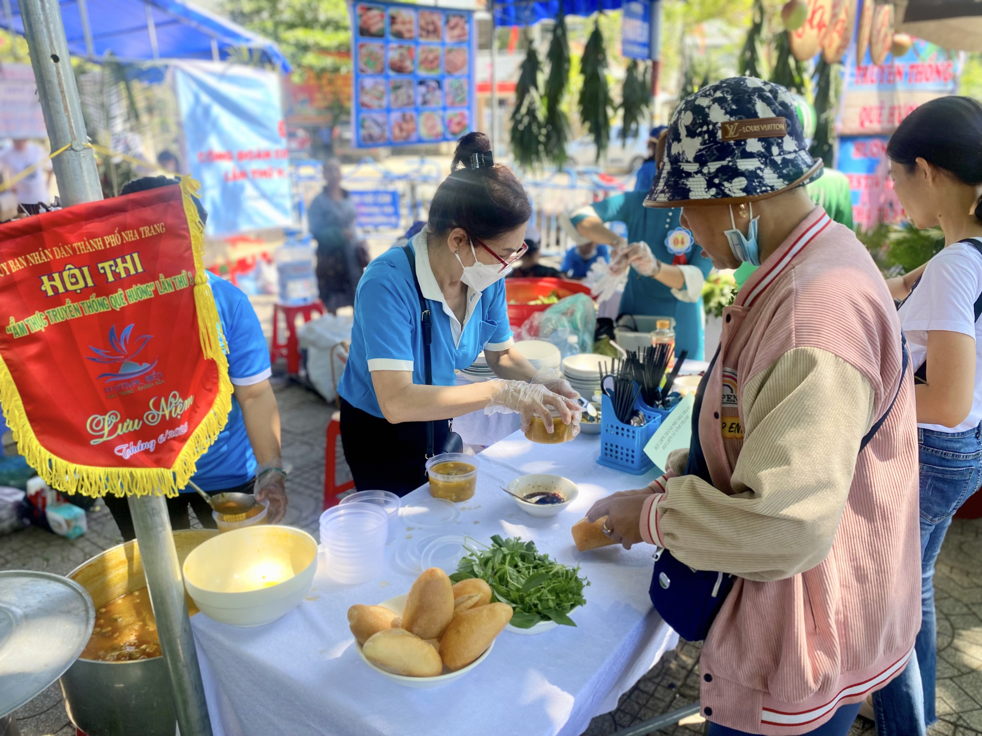 Đông đảo người dân, du khách đến tham quan các gian hàng và thưởng thức các món ăn ẩm thực truyền thống.