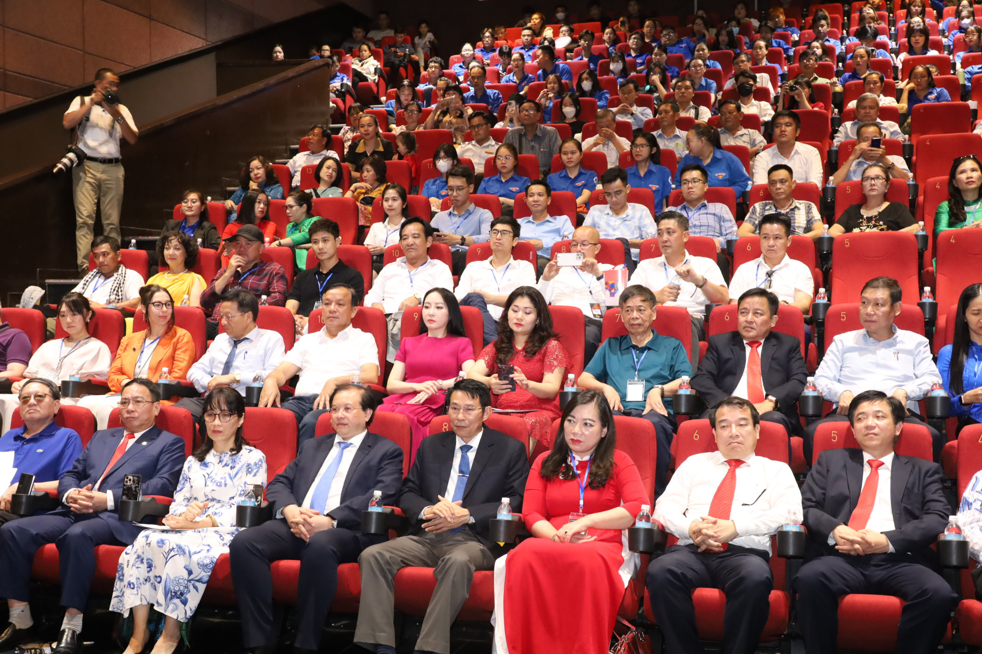 Các đại biểu tham dự buổi lễ khai mạc chương trình chiếu phim “Dấu ấn Khánh Hòa qua điện ảnh”.