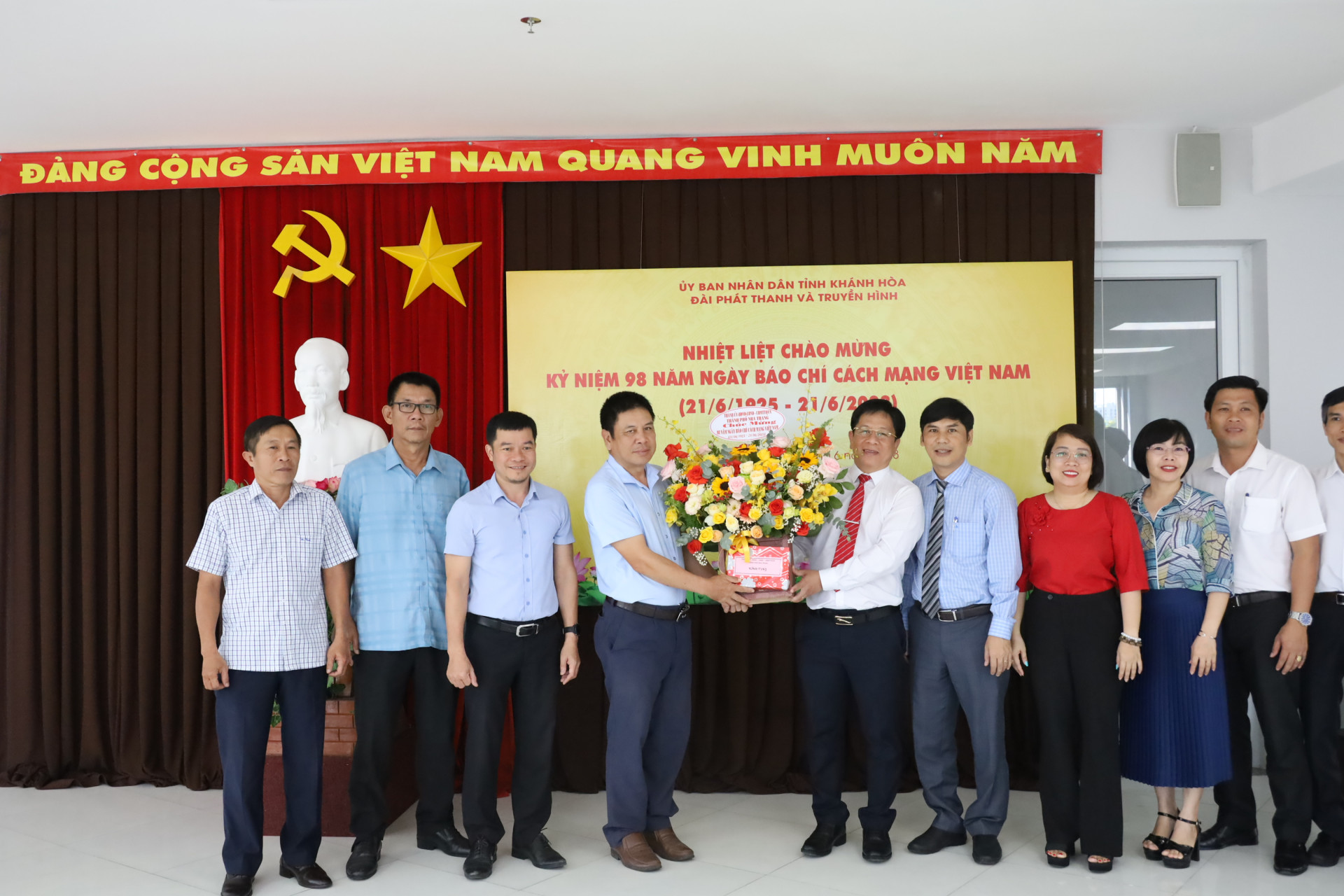 Đồng chí Hồ Văn Mừng tặng hoa chúc mừng lãnh đạo Đài Phát thanh và Truyền hình Khánh Hòa.
