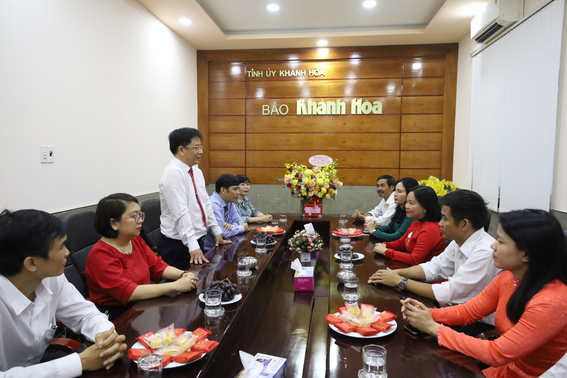 Đồng chí Hồ Văn Mừng gửi lời chúc mừng đến tập thể Báo Khánh Hòa.