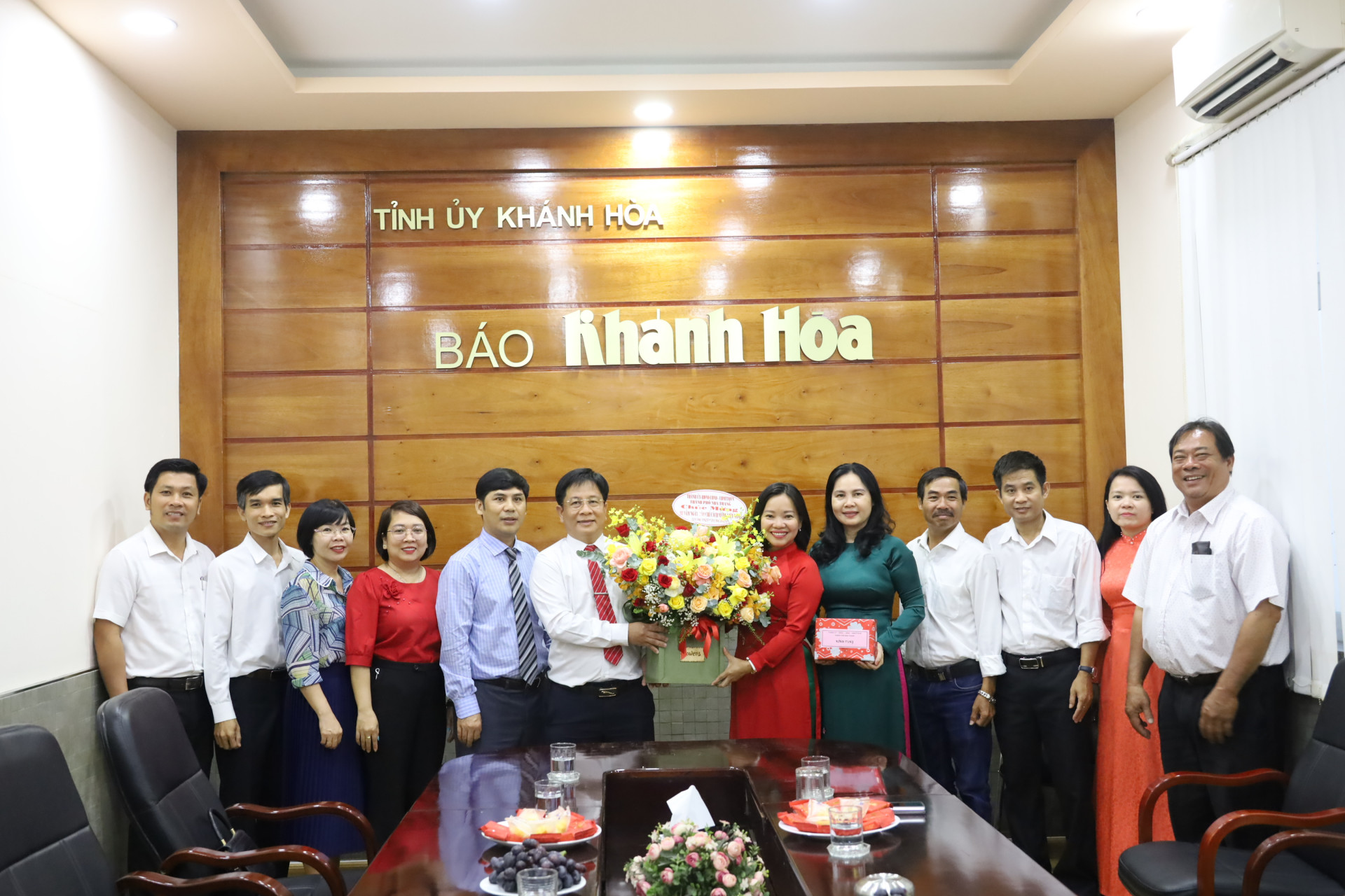 Đồng chí Hồ Văn Mừng tặng hoa chúc mừng lãnh đạo Báo Khánh Hòa.