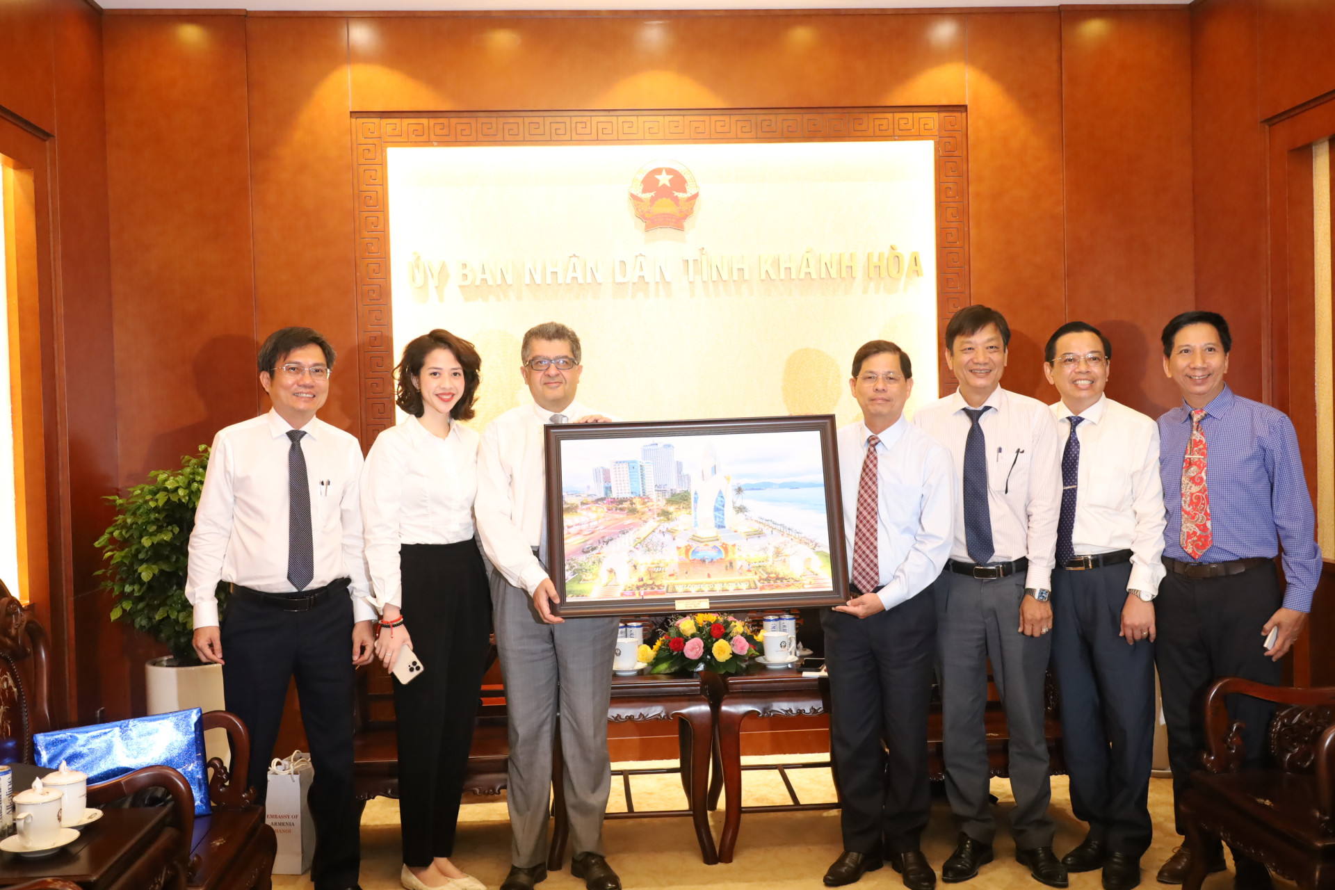 Đồng chí Nguyễn Tấn Tuân tặng ông Vahram Kazhoyan bức ảnh về phong cảnh TP. Nha Trang.