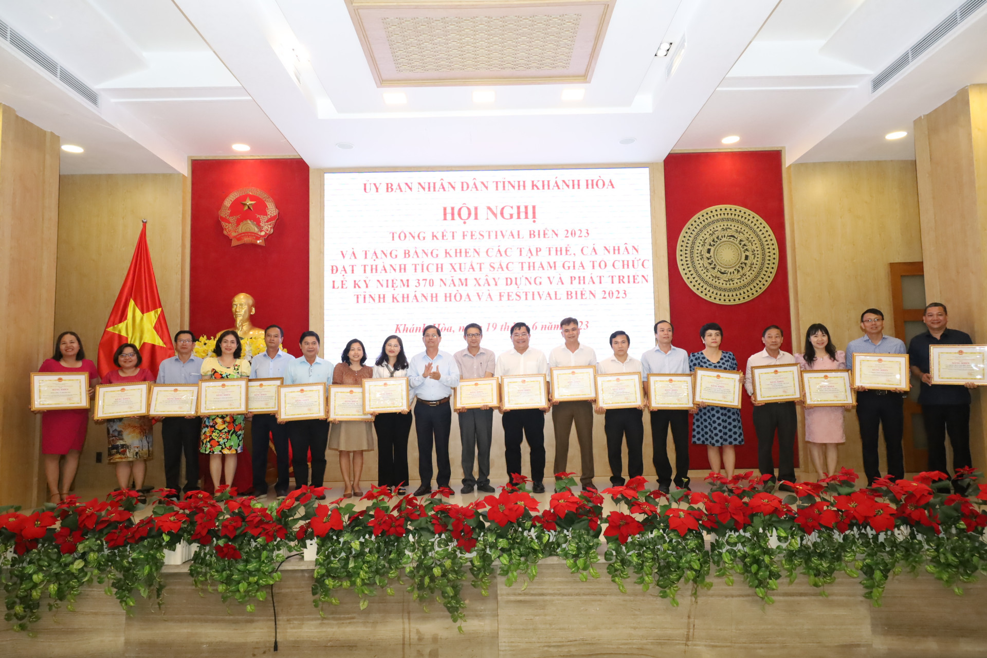 Đồng chí Nguyễn Tấn Tuân trao bằng khen cho các tập thể có thành tích xuất sắc trong thực hiện chương trình Lễ kỷ niệm 370 xây dựng và phát triển tỉnh Khánh Hòa. 