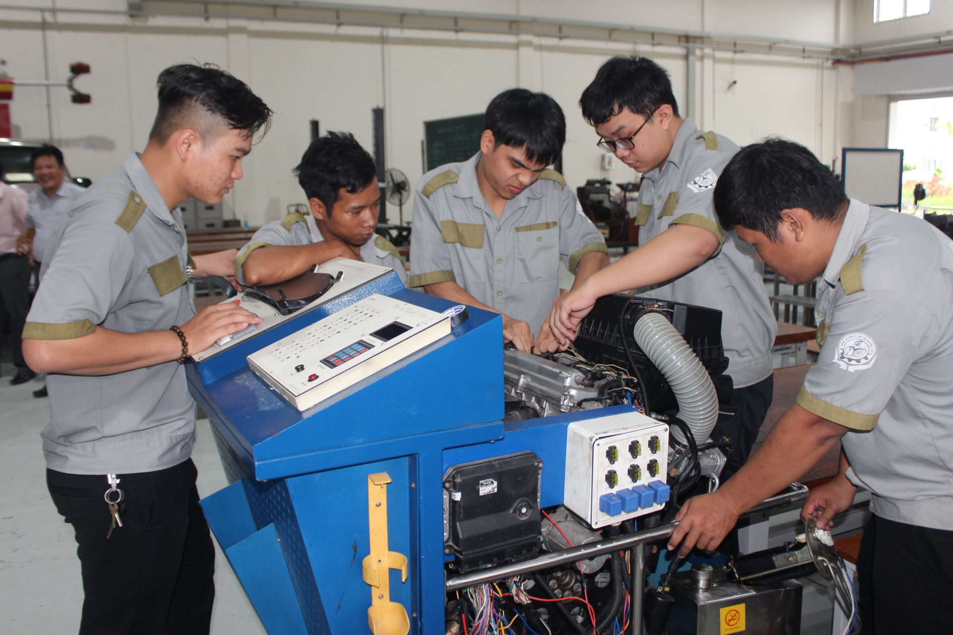 Học sinh, sinh viên Trường Cao đẳng Kỹ thuật Công nghệ Nha Trang học thực hành trên các thiết bị.