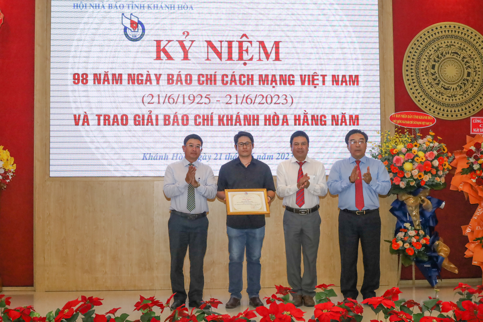 Thừa ủy quyền của Hội Nhà báo Việt Nam, lãnh đạo Hội Nhà báo tỉnh trao bằng khen cho thân nhân cố nhà báo Phạm Ngọc Hùng.