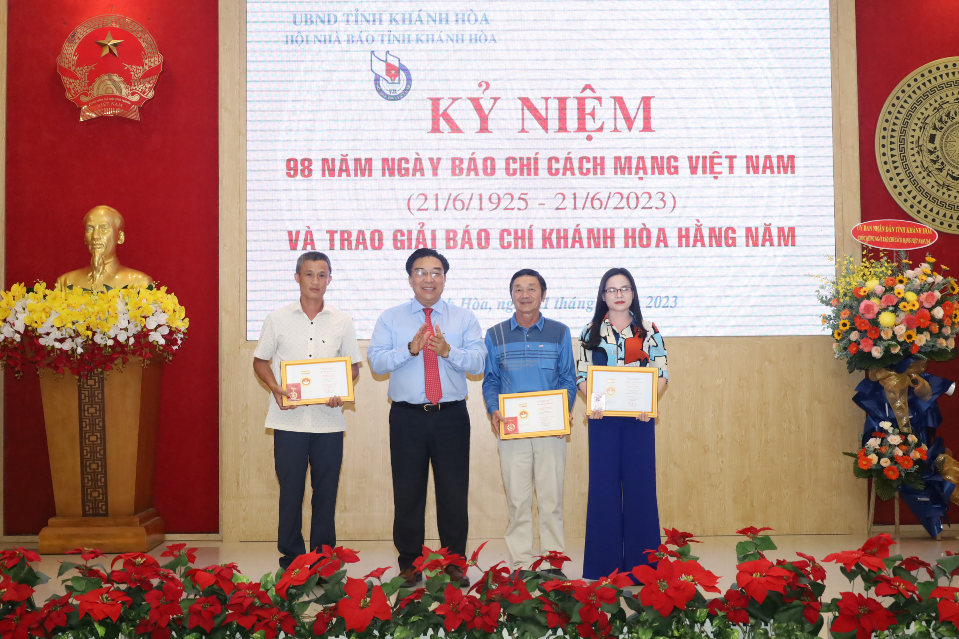 Lãnh đạo Hội Nhà báo tỉnh trao Kỷ niệm chương “Vì sự nghiệp báo chí Việt Nam” cho các cá nhân.