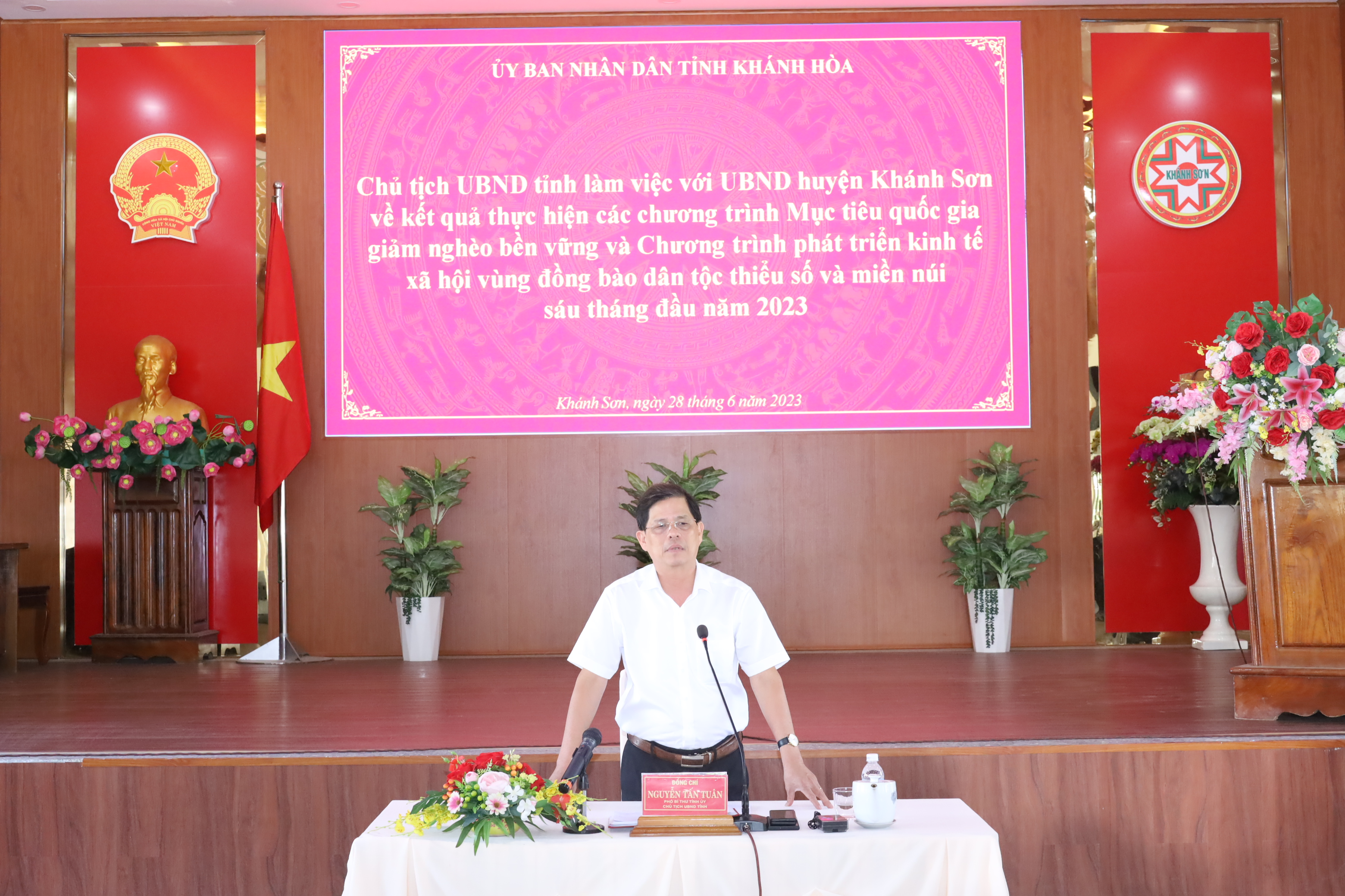 Ông Nguyễn Tấn Tuân - Phó Bí thư Tỉnh ủy, Chủ tịch UBND tỉnh Khánh Hòa:: Khánh Sơn cần tiếp tục thực hiện tốt các chương trình mục tiêu quốc gia đến tận thôn xóm