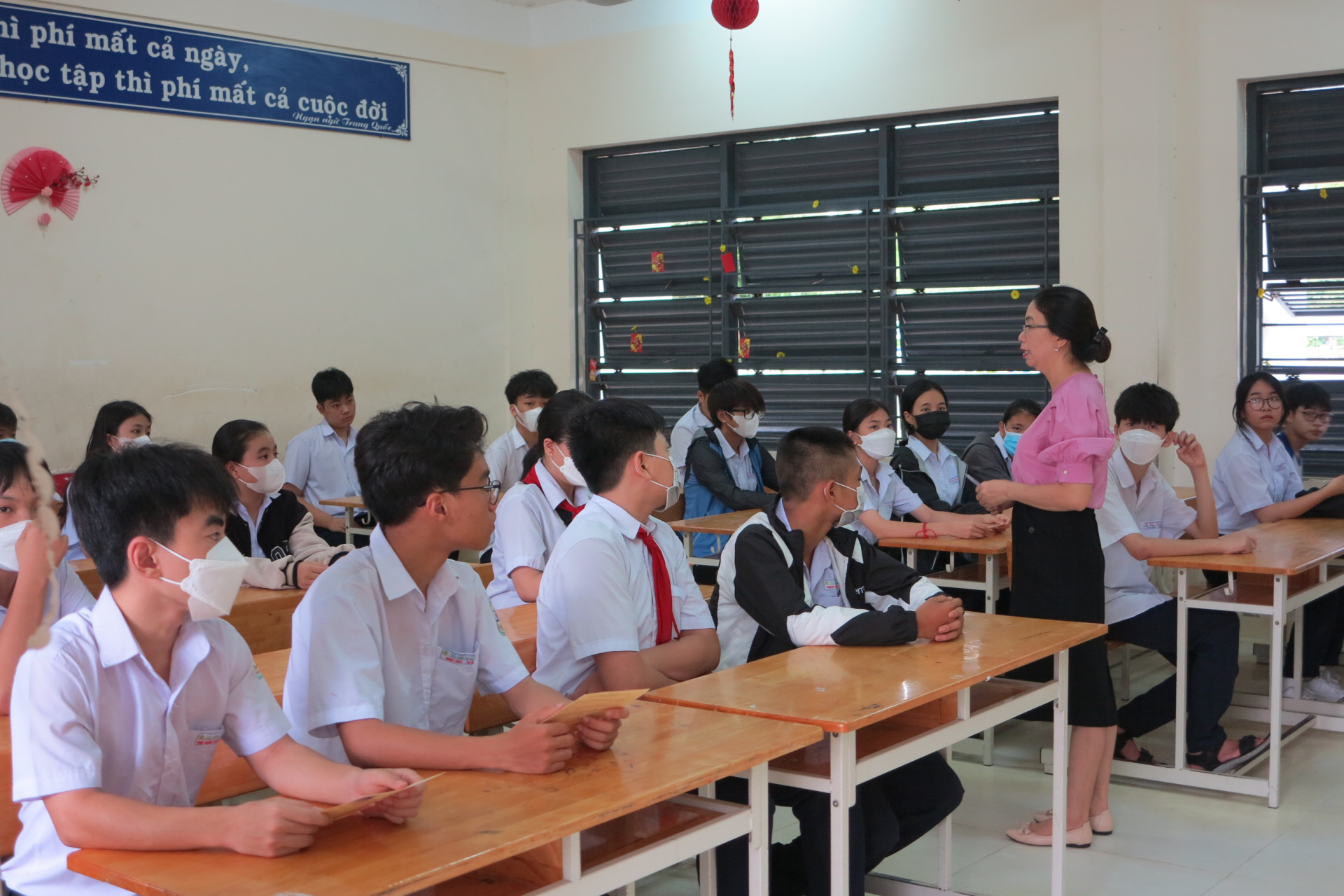 Thí sinh nghe phổ biến quy chế thi tại điểm thi Trường THPT Phạm Văn Đồng (TP. Nha Trang). 