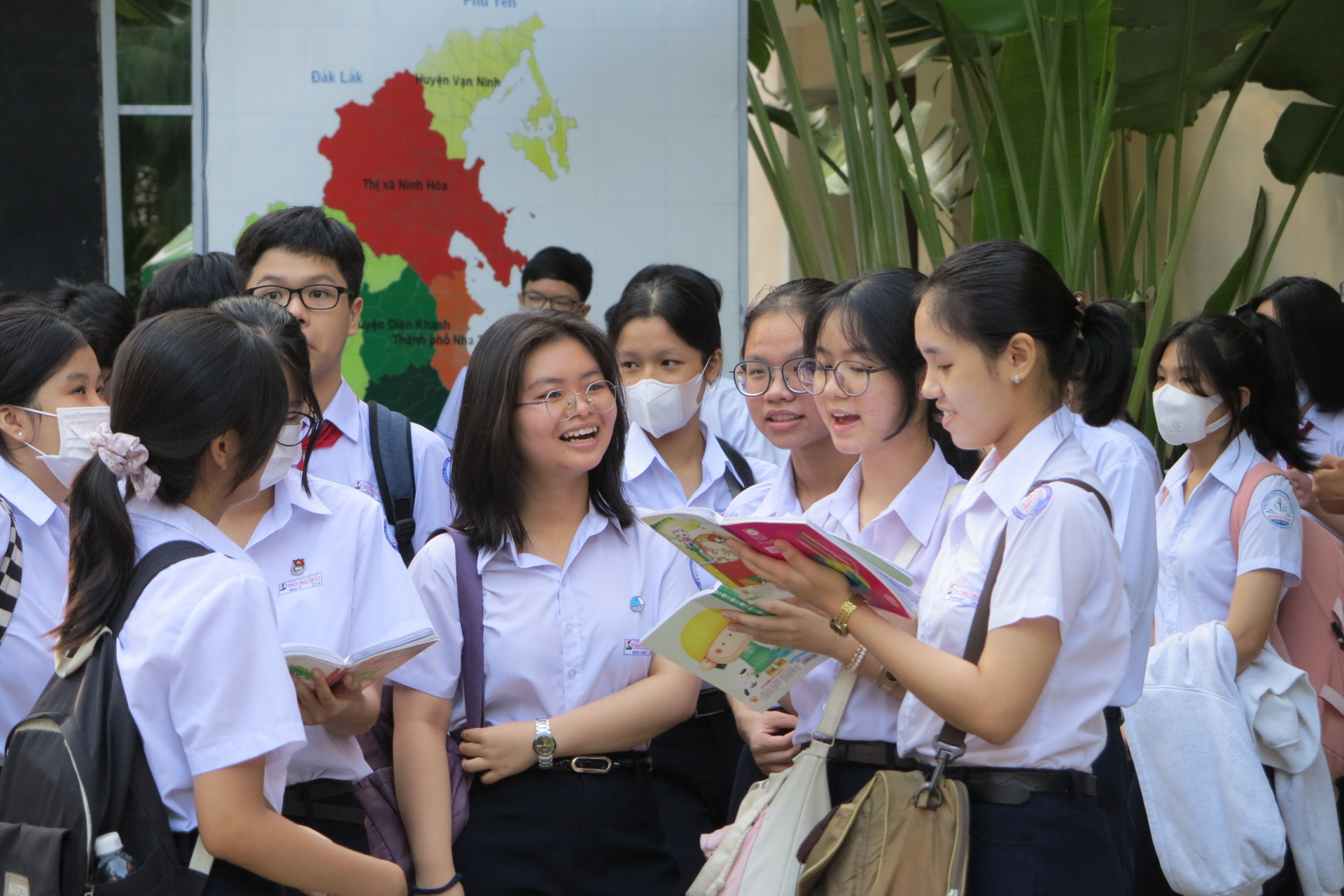 Thí sinh trao đổi trước giờ thi Ngữ văn tại Trường THPT Lý Tự Trọng (TP. Nha Trang).
