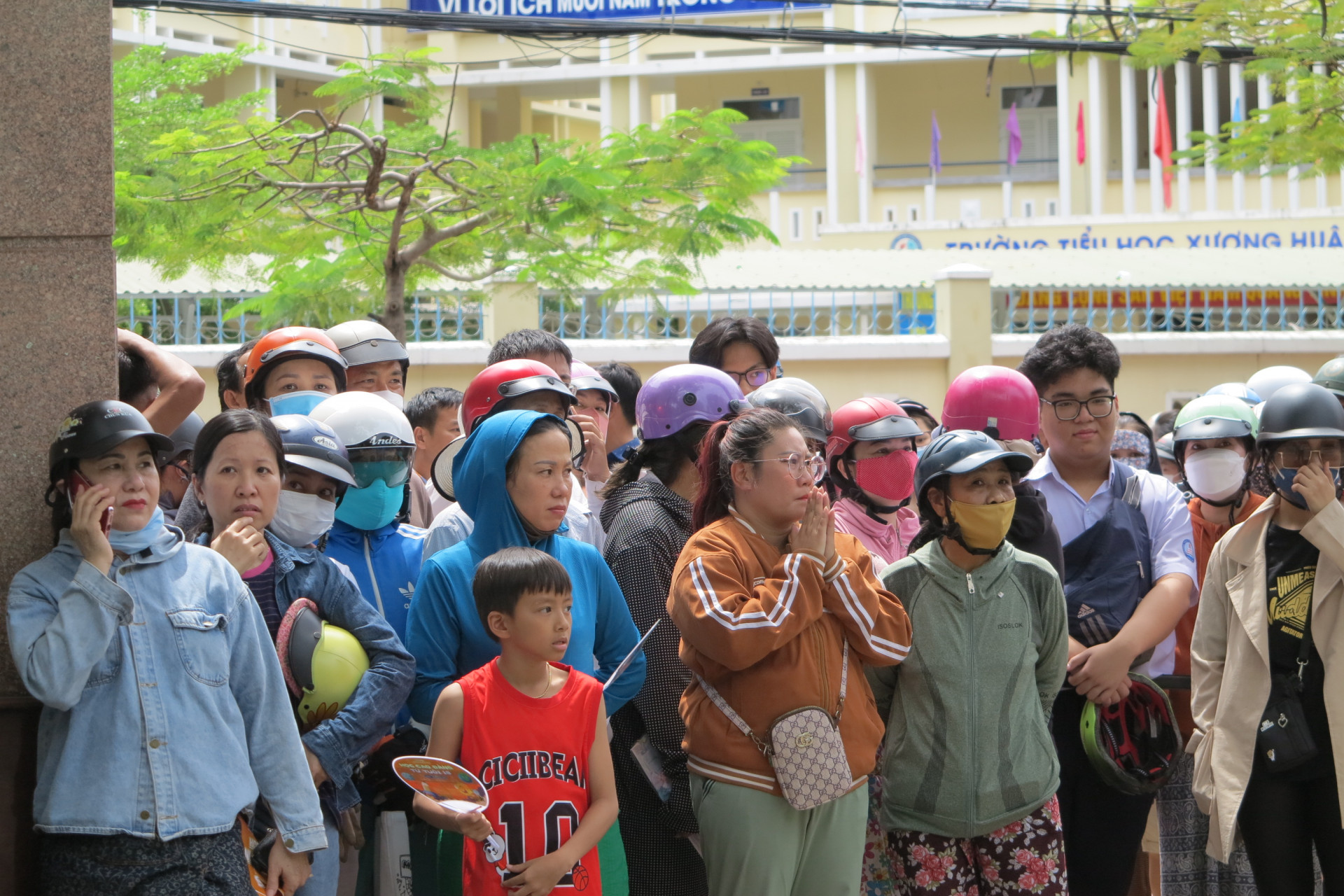 Tại Trường THPT Nguyễn Văn Trỗi (TP. Nha Trang), nhiều phụ huynh đã chờ từ sớm để đón con sau buổi thi Ngữ văn. 