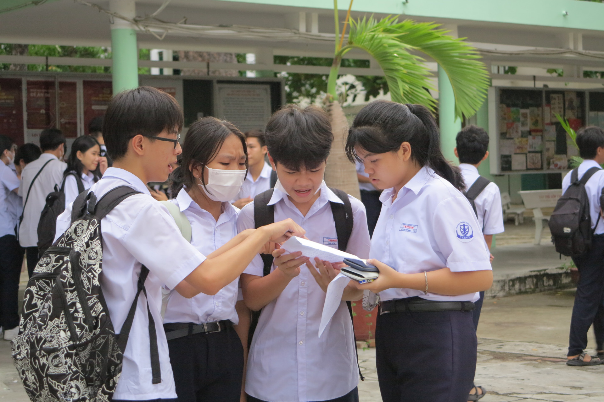 Các thí sinh dự thi tại Trường THPT Nguyễn Văn Trỗi (TP. Nha Trang) trao đổi sau buổi thi môn Toán. 