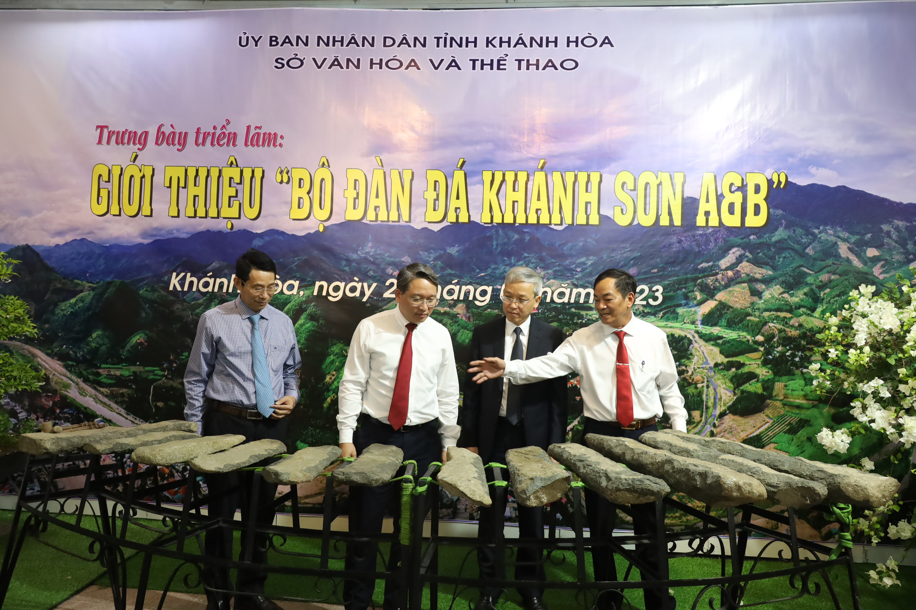 Thống nhất việc tổ chức trưng bày, giới thiệu hai bộ đàn đá tại huyện Khánh Sơn