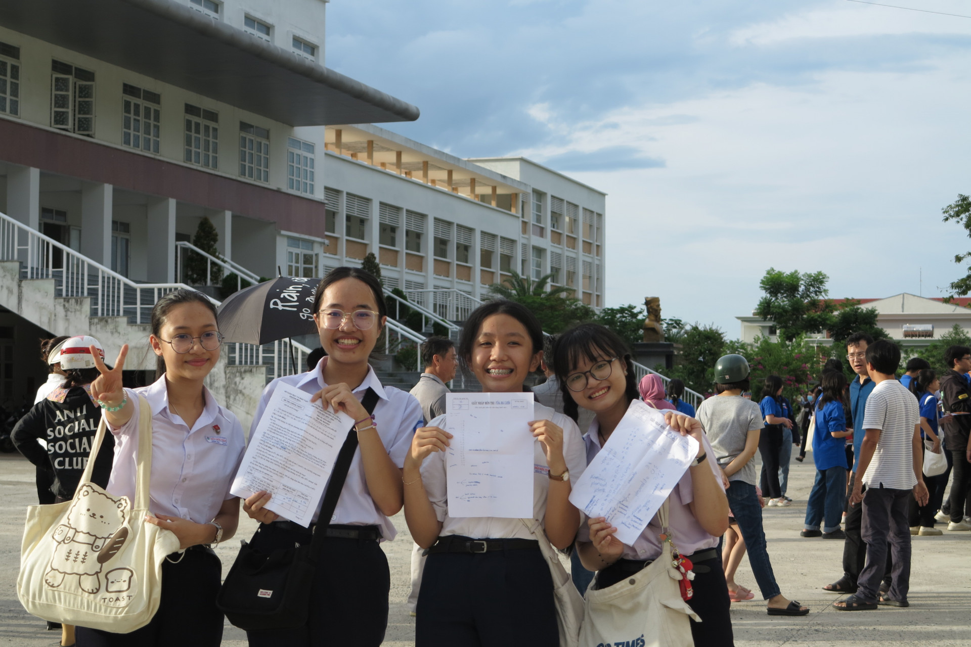 Các thí sinh dự thi vào Trường THPT Chuyên Lê Quý Đôn.