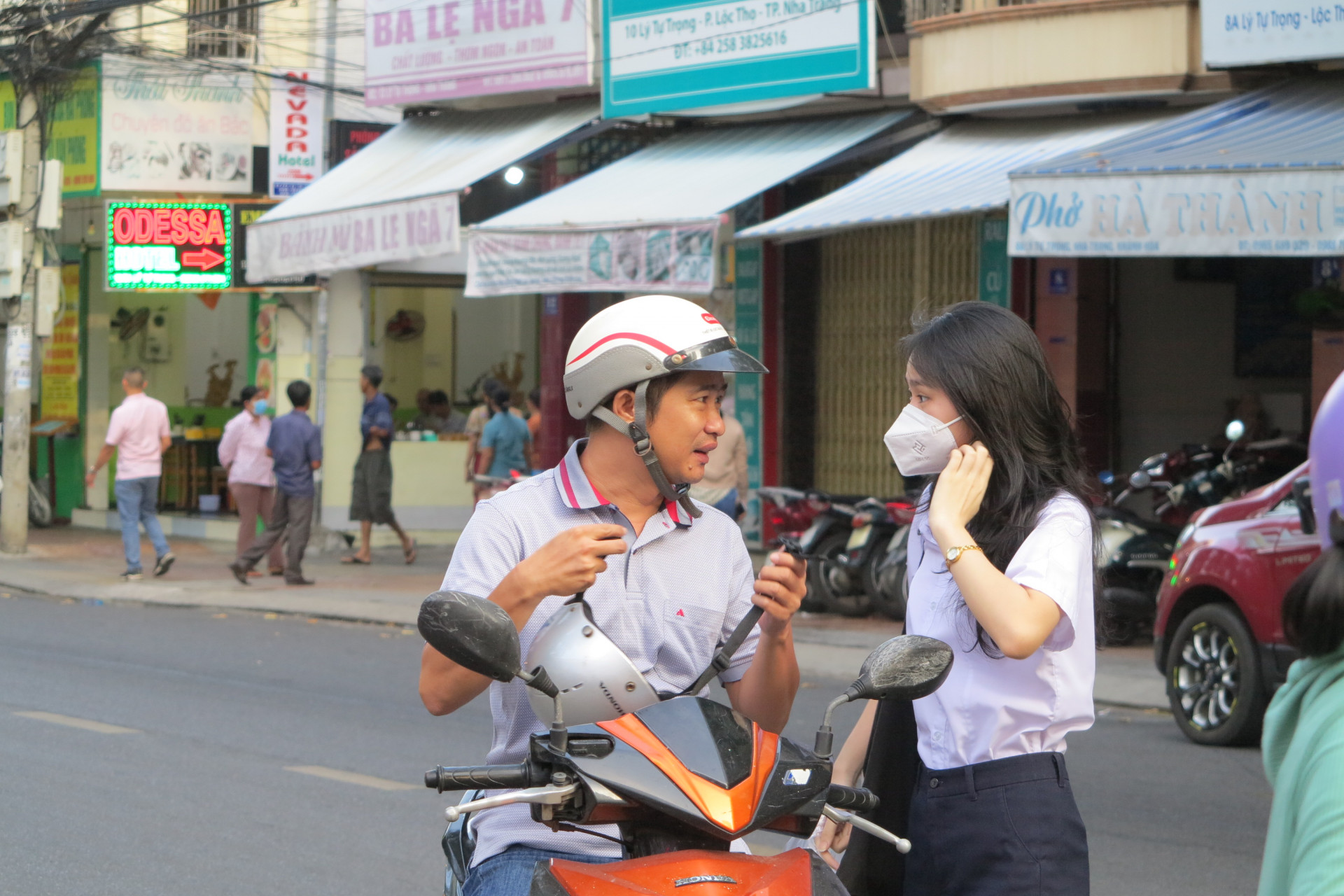 Tại điểm thi THPT Lý Tự Trọng, nhiều thí sinh được phụ huynh đưa đến sớm. 