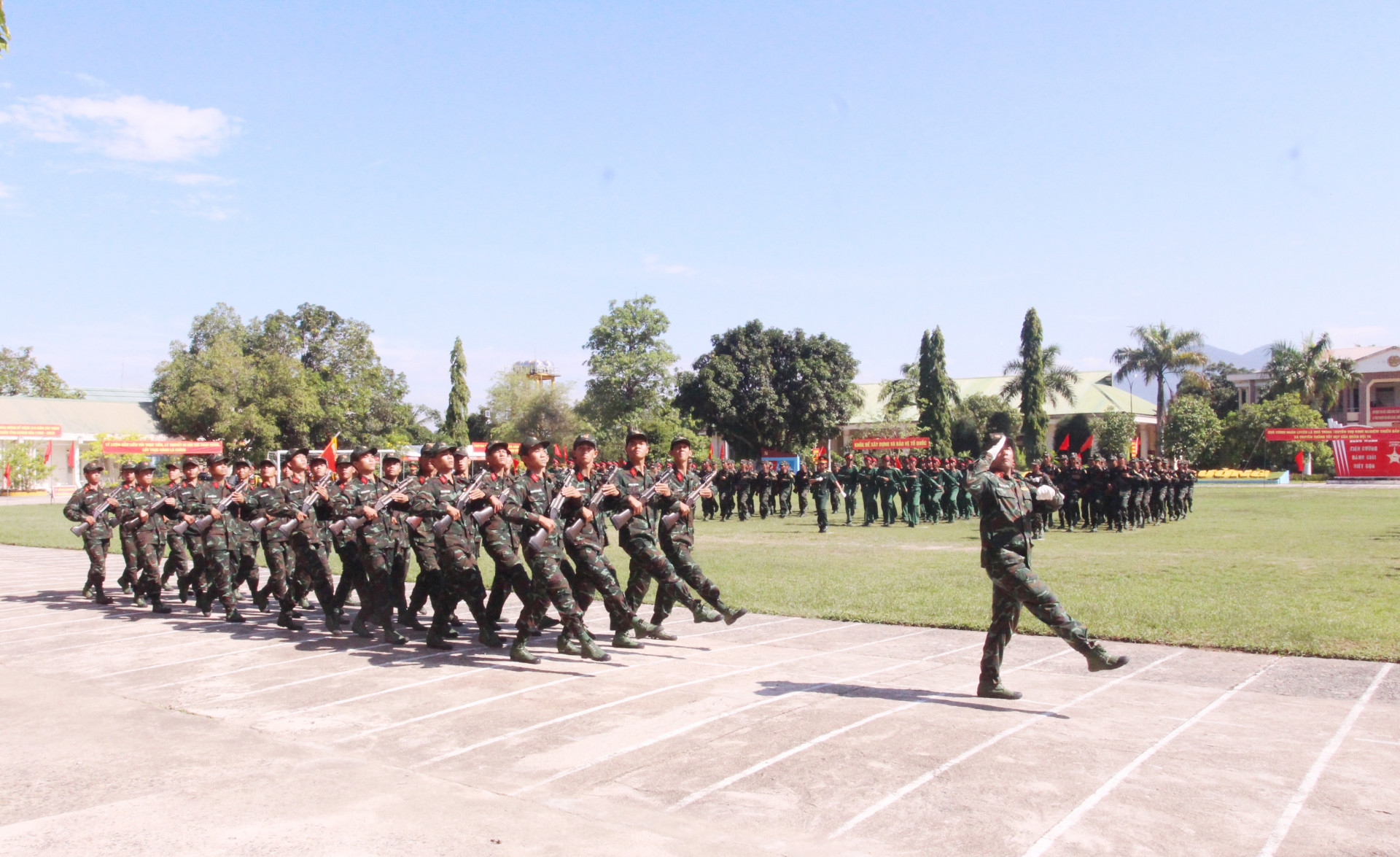 Duyệt đội ngũ tại lễ tuyên thệ chiến sĩ mới.
