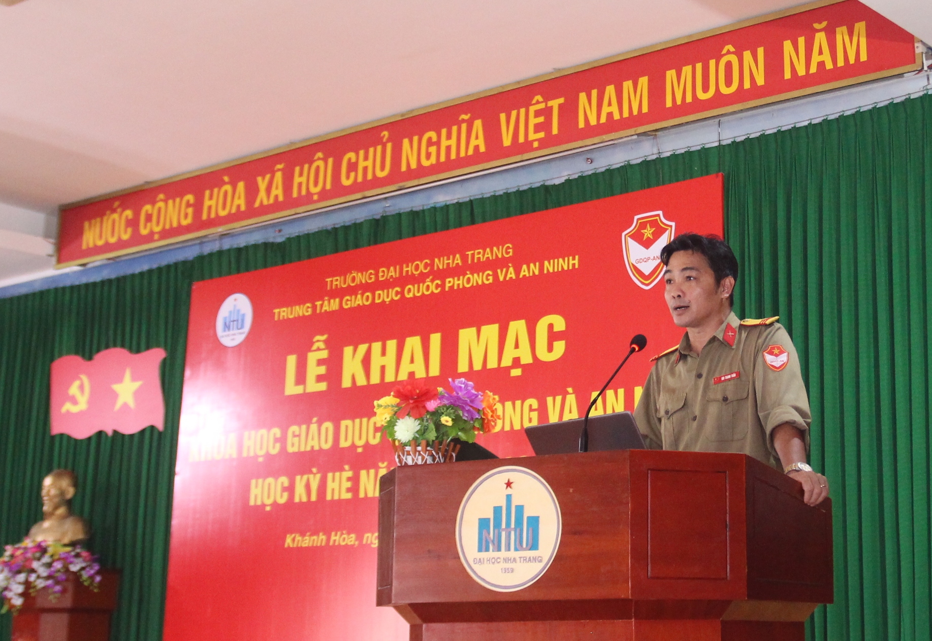 Đại diện giảng viên phát biểu tại buổi khai mạc.