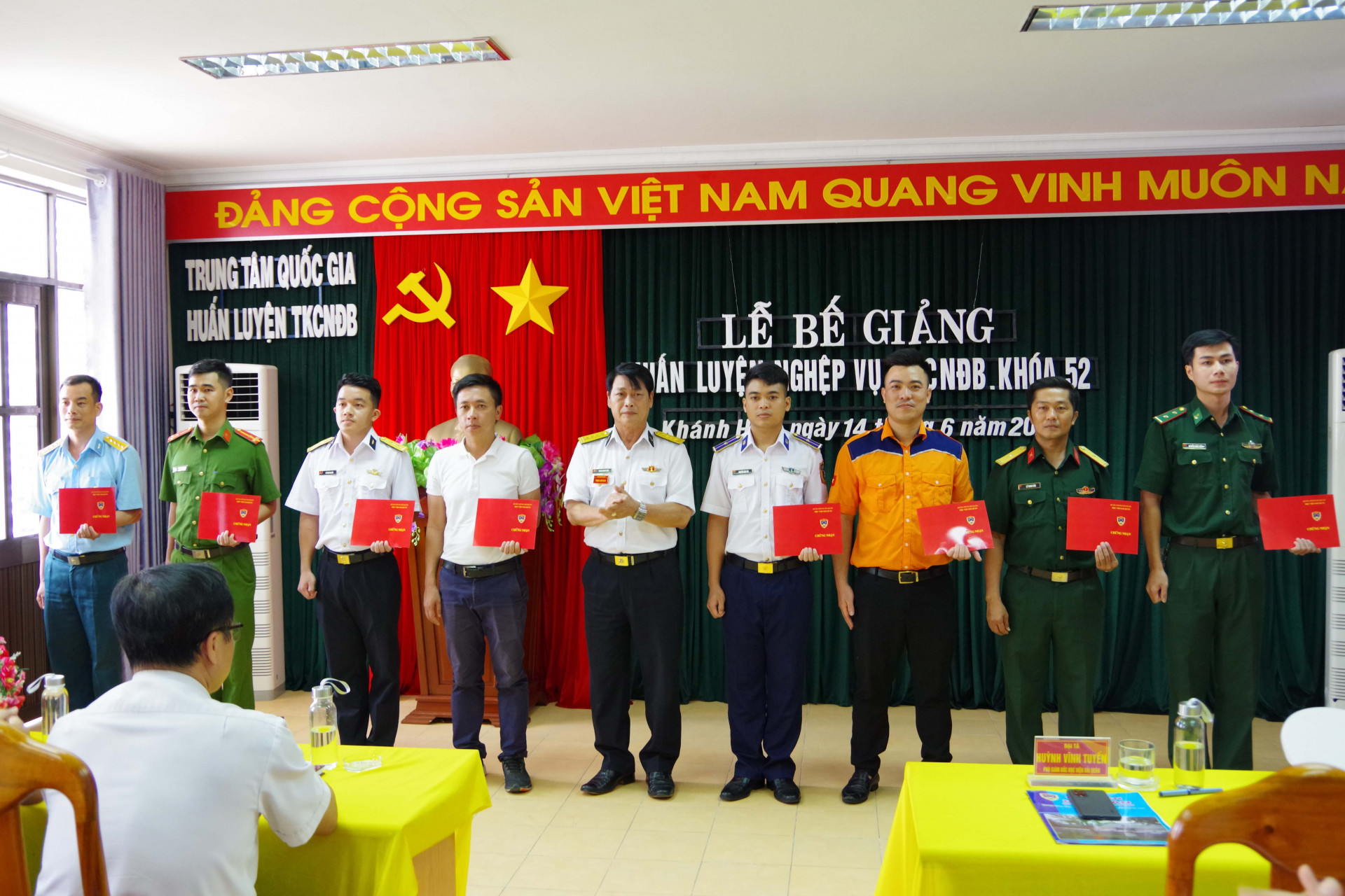 Lãnh đạo Học viện Hải quân trao chứng nhận hoàn thành lớp huấn luyện cho học viên.