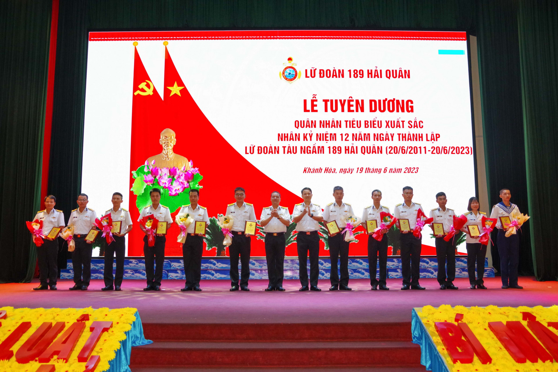 Chỉ huy lữ đoàn tuyên dương các quân nhân.