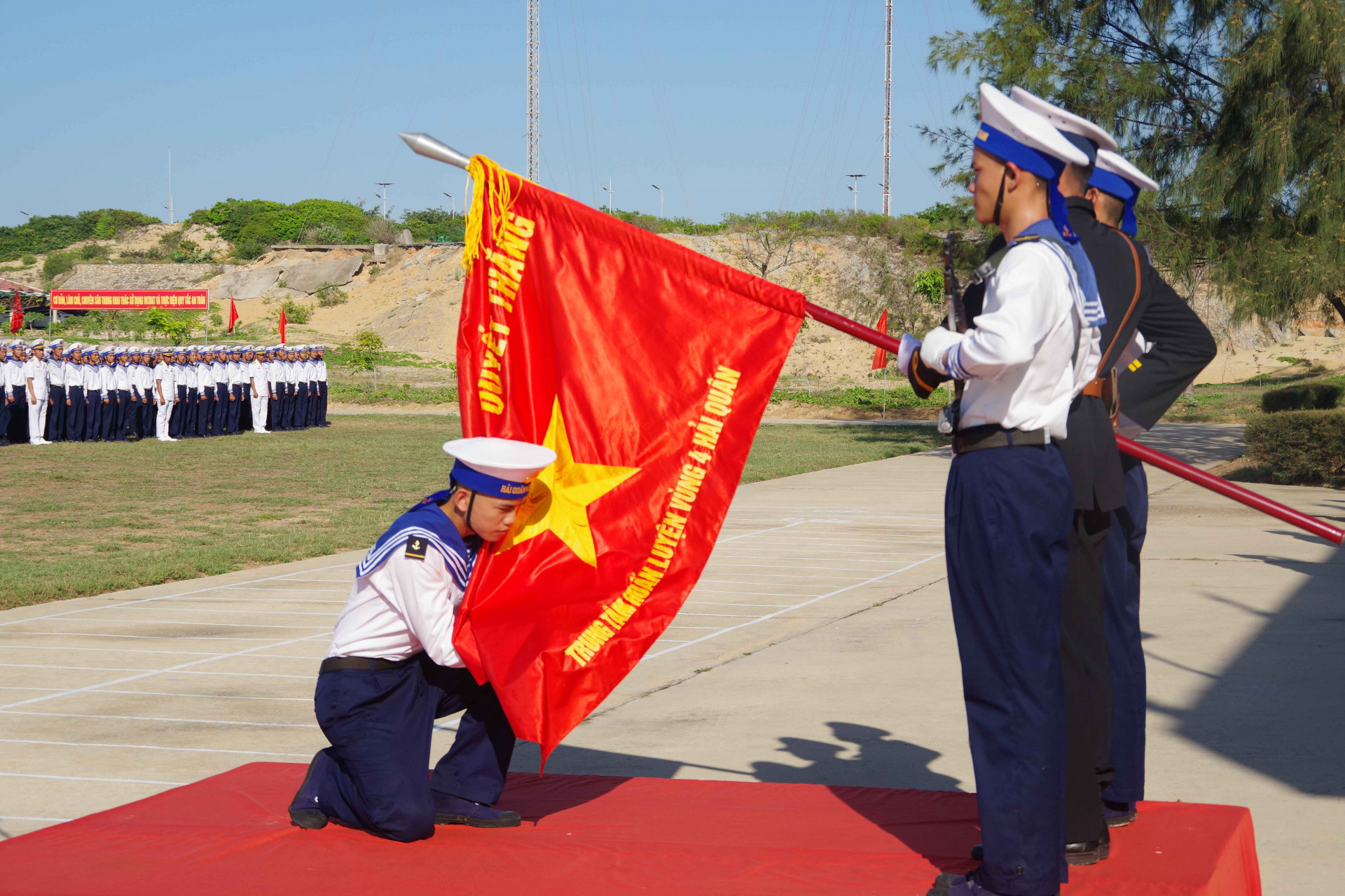 Chiến sĩ mới tuyên thệ dưới Quân kỳ quyết thắng.
