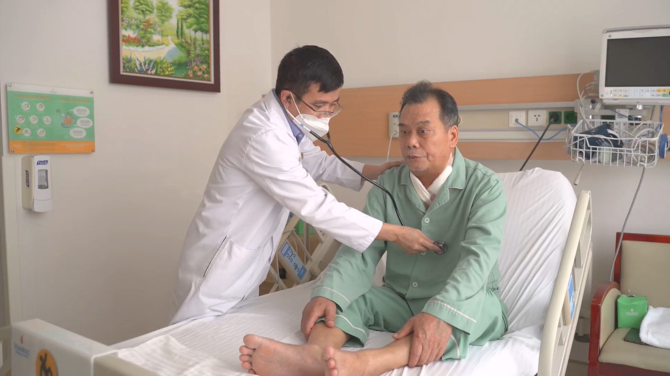 Bác sĩ kiểm tra sức khỏe cho bệnh nhân Phan Quốc Hòa chuẩn bị ra viện s