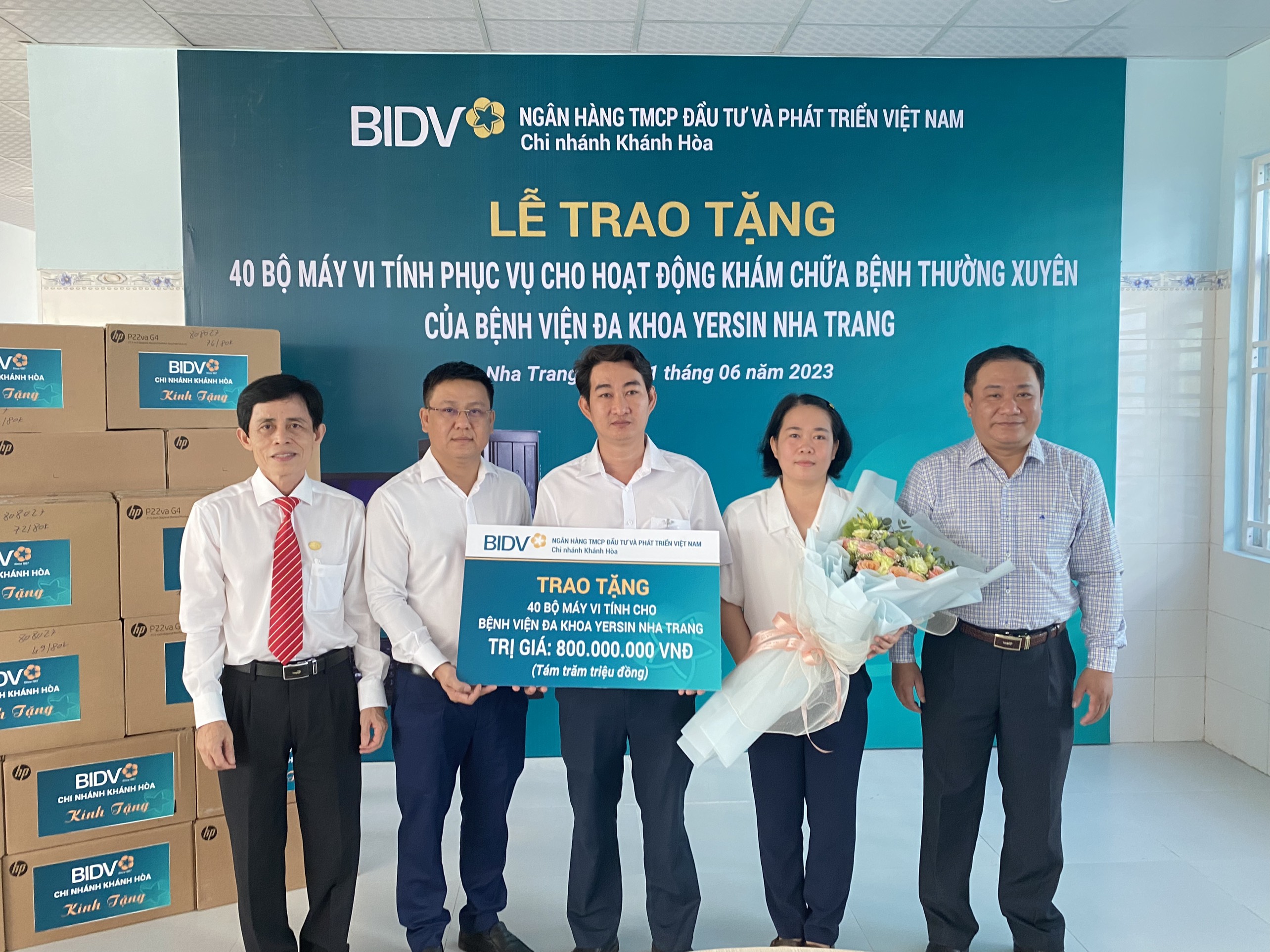Ngân hàng TMCP Đầu tư và Phát triển Việt Nam (BIDV) chi nhánh Khánh Hòa:: Trao tặng 40 bộ máy vi tính cho Bệnh viện Đa khoa Yersin Nha Trang