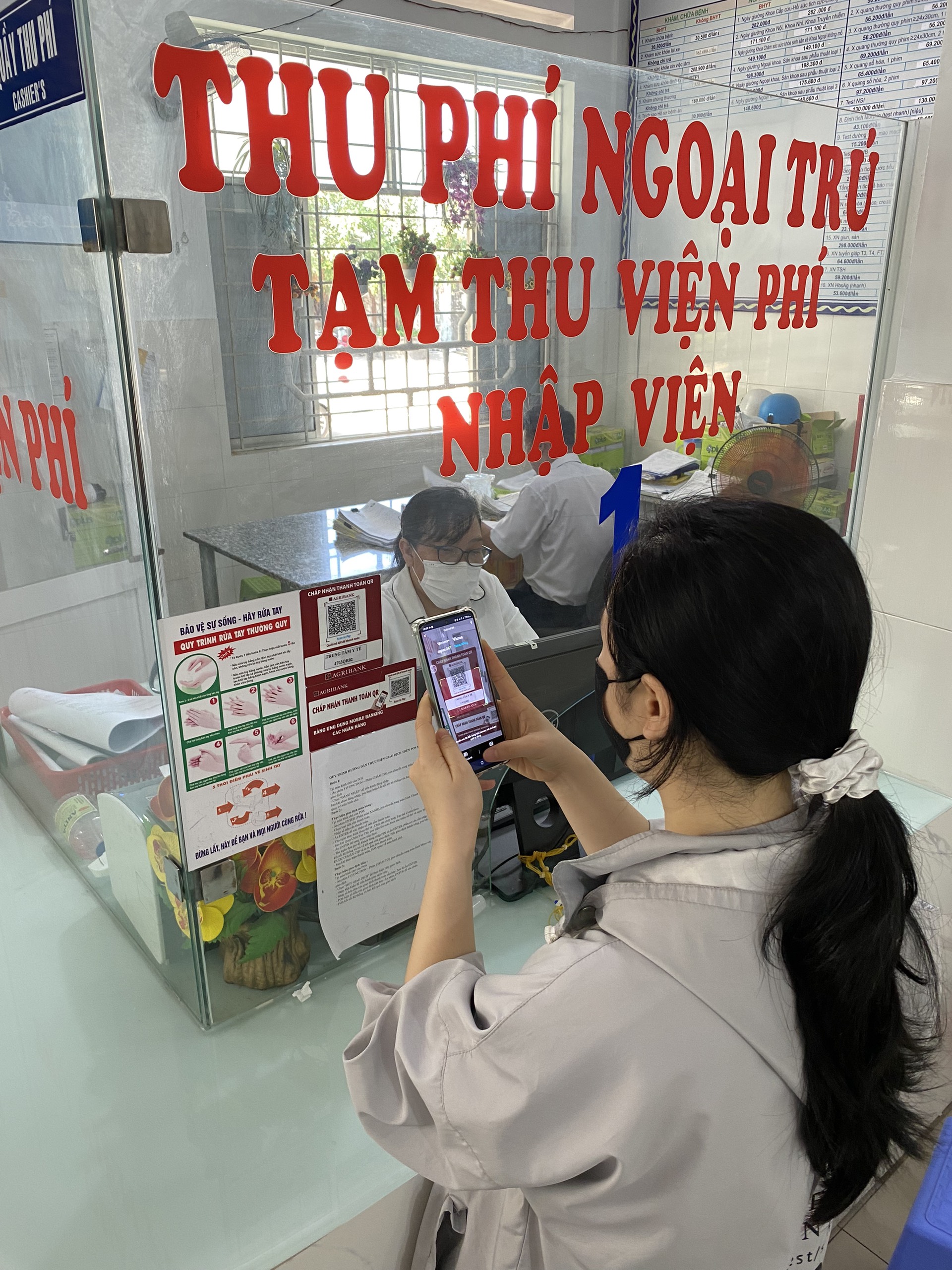 Người khám bệnh thanh toán viện phí qua QR code tại Bệnh viện Đa khoa Diên Khánh