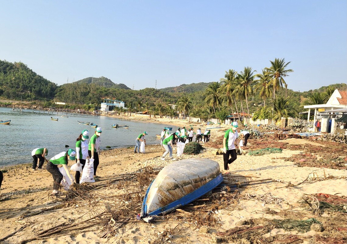 Mặt trận xã Vĩnh Lương phối hợp các công ty đóng trên địa bàn ra quân dọn vệ sinh dọc bờ biển 