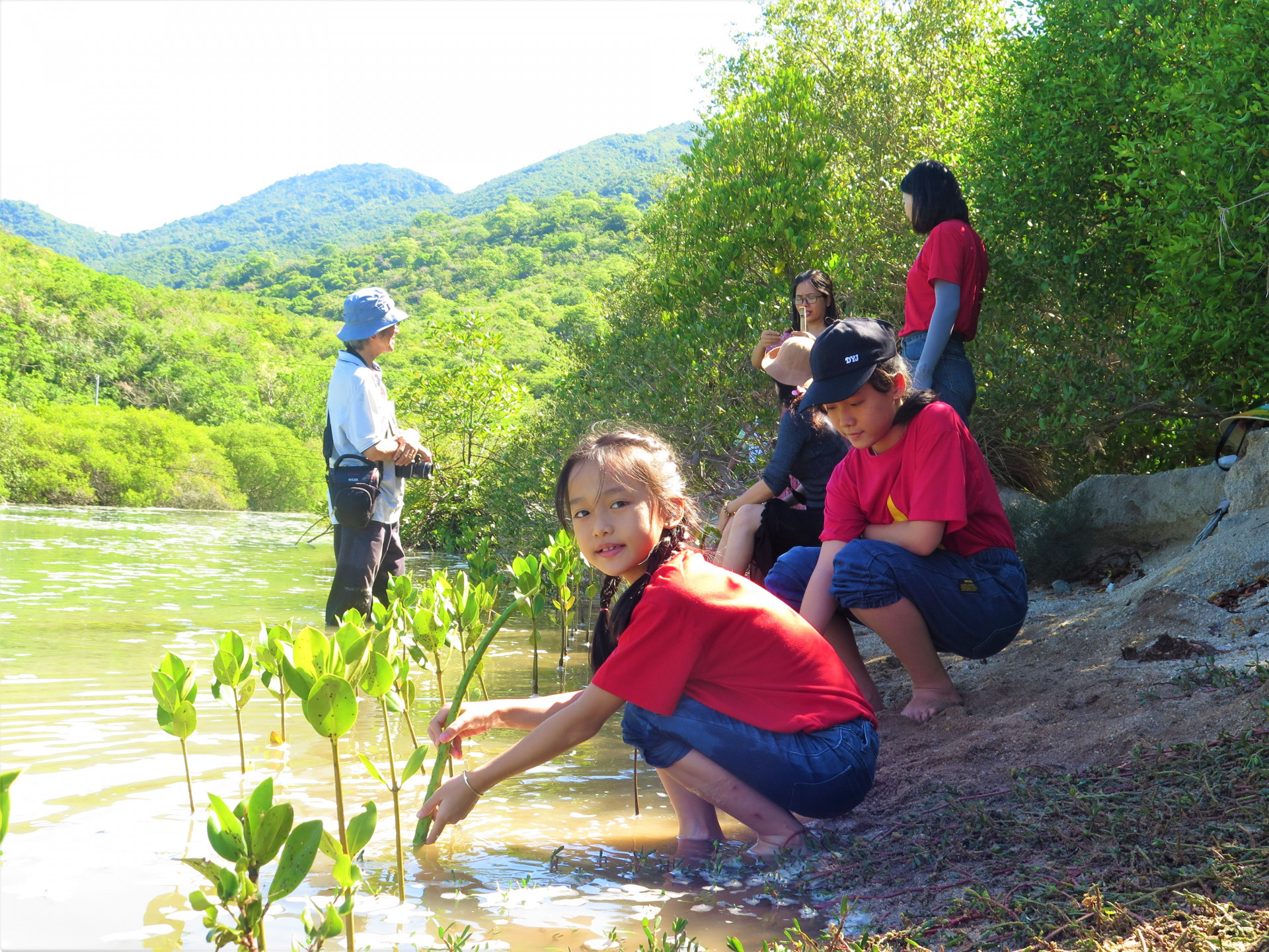 Các em học sinh tham gia trồng rừng ngập mặn