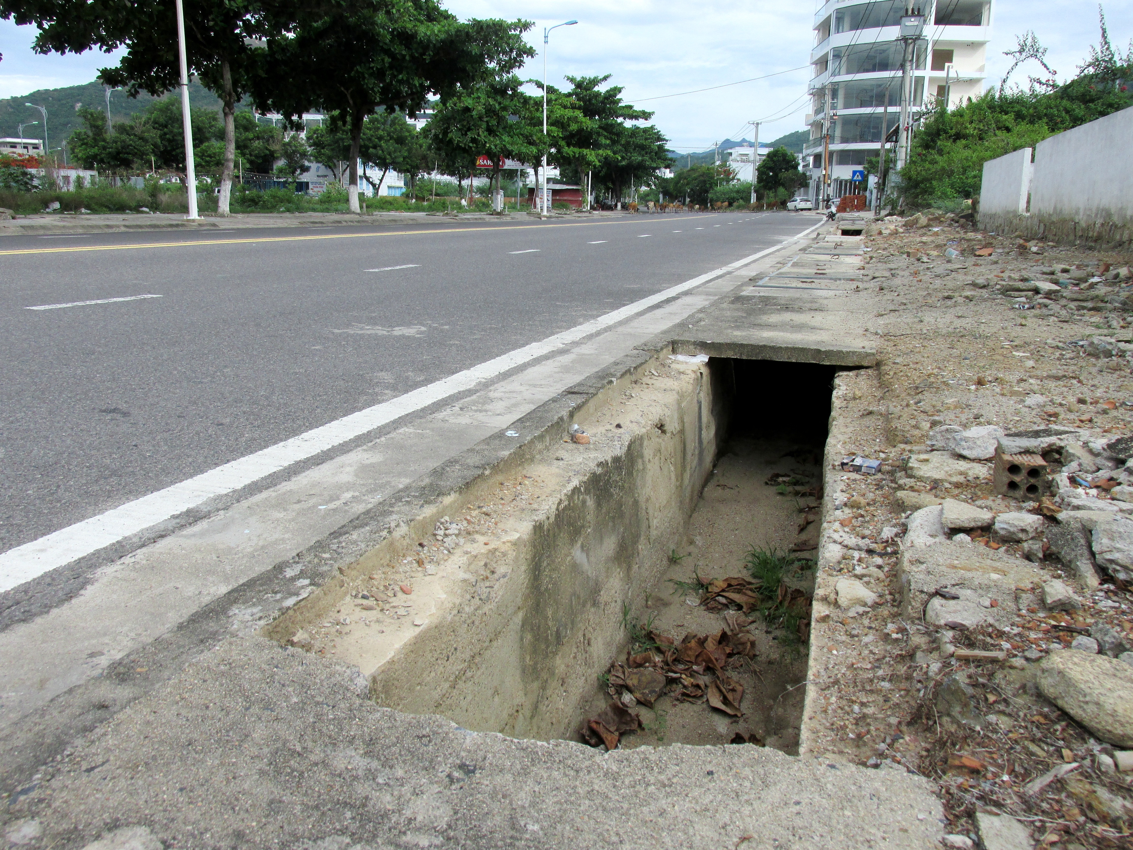 Nắp đậy mương thoát nước bị sụp bể