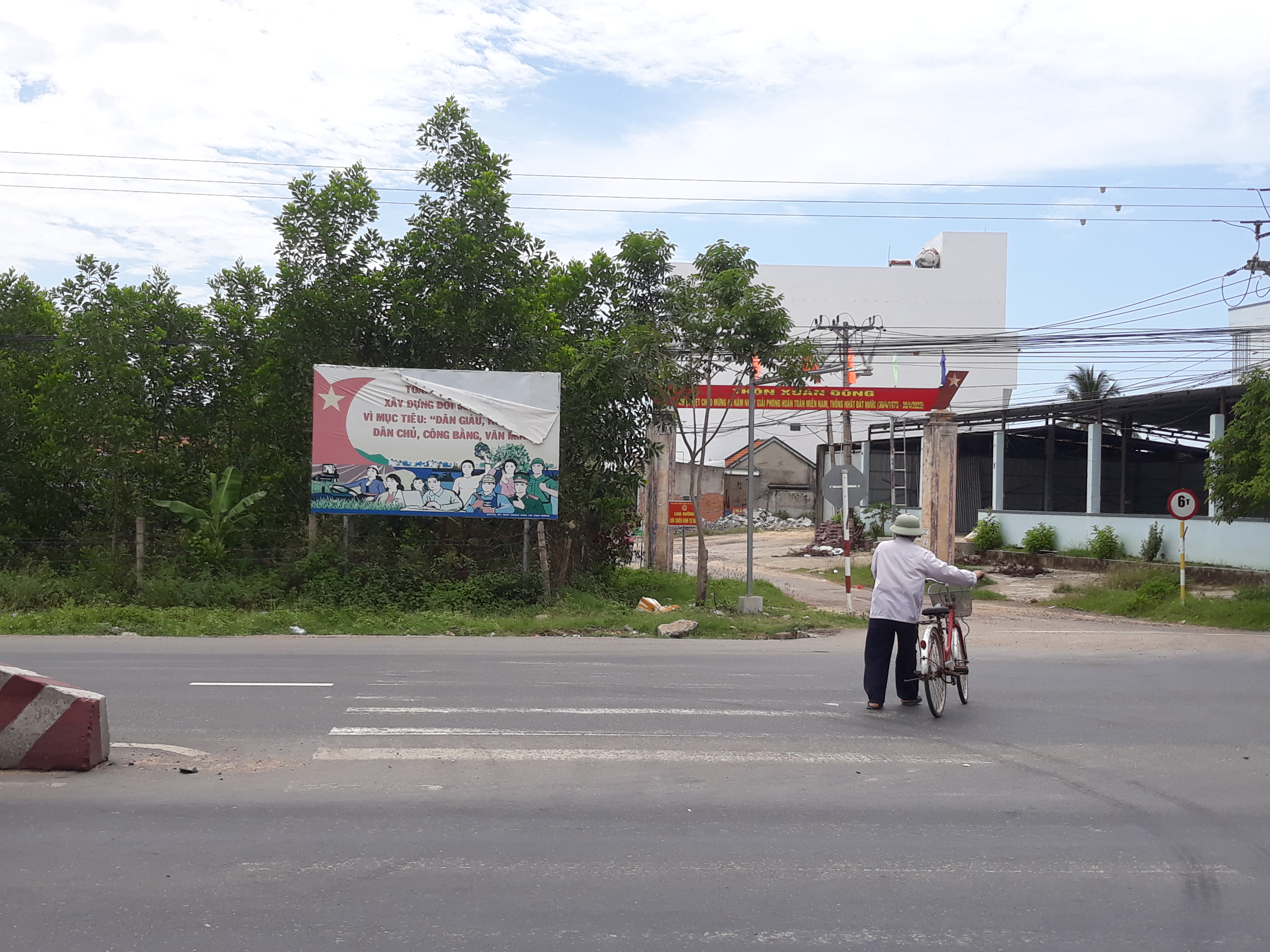 Pa nô tuyên truyền bị bong tróc