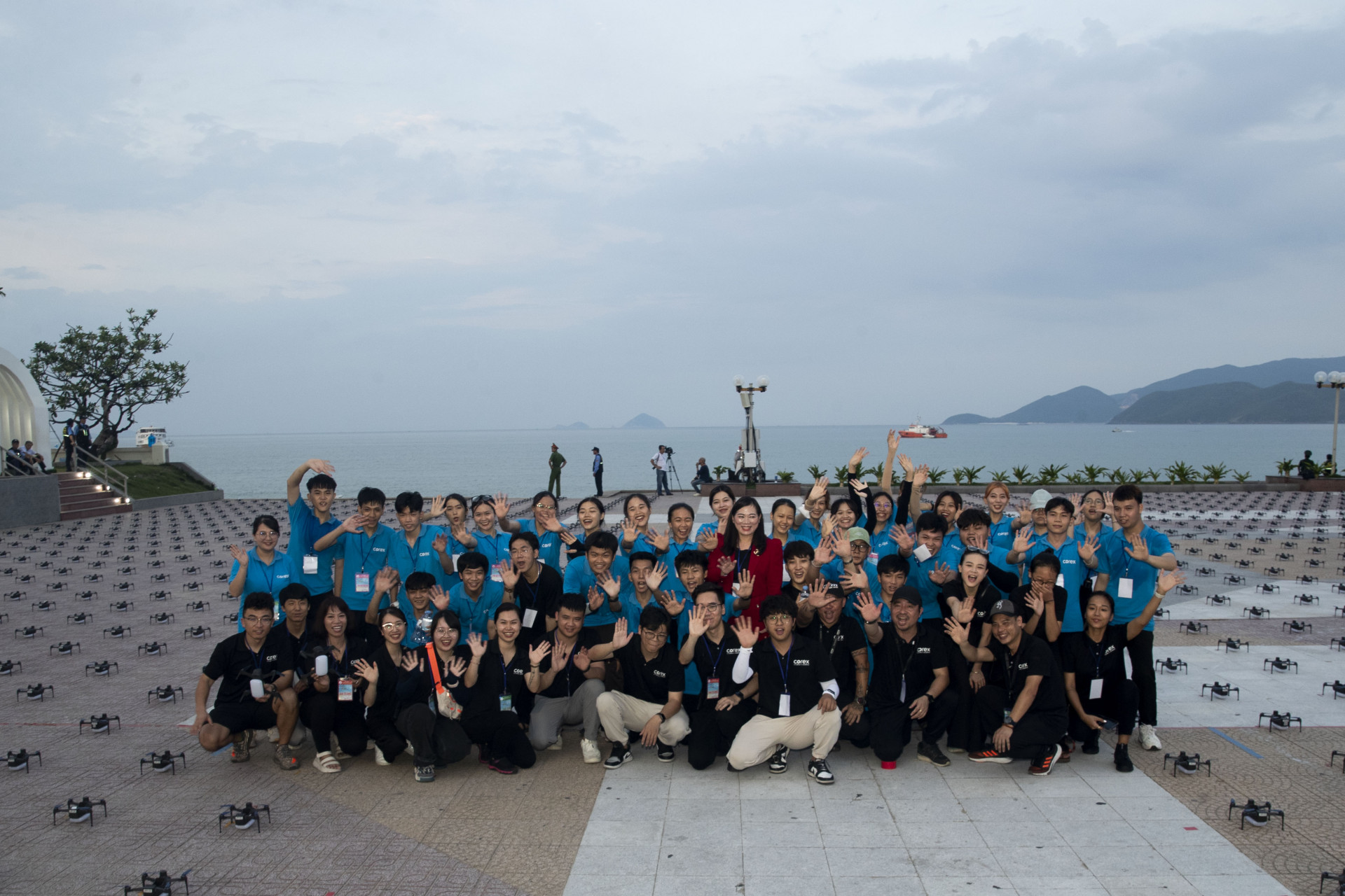 Đội ngũ chuyên gia và nhân viên kỹ thuật của Corex chụp ảnh lưu niệm cùng với 1.653 drone