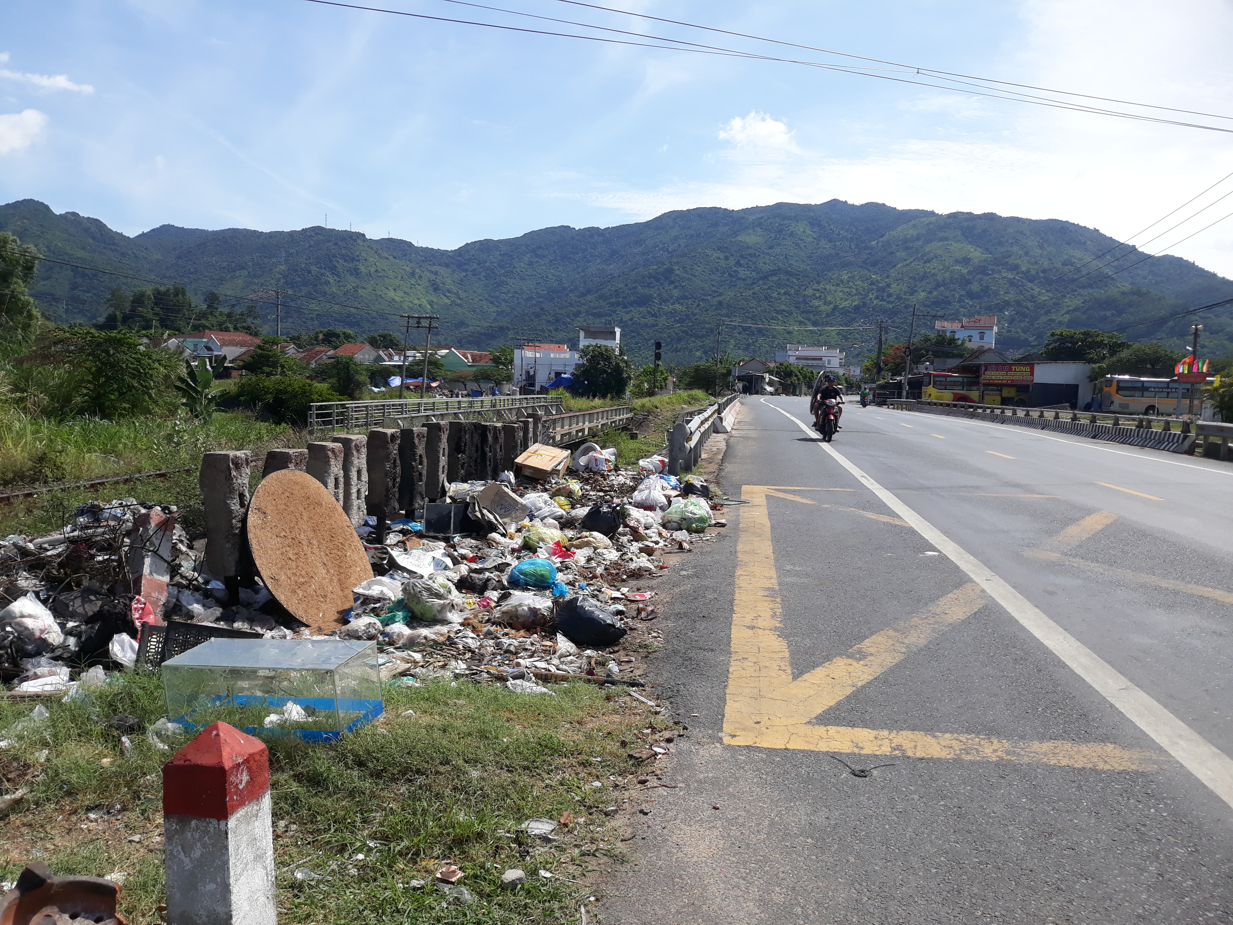 Bỏ rác bừa bãi bên đường