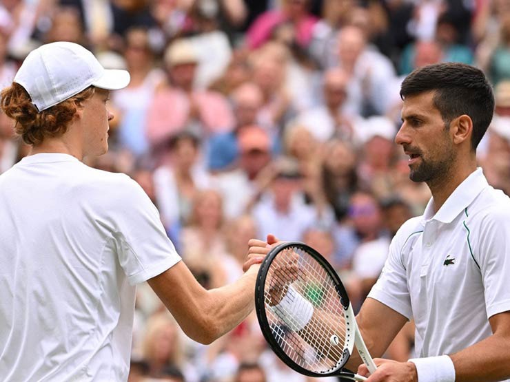 Tay vợt Sinner (trái) và Djokovic sẽ cạnh tranh cho chức vô địch tại Wimbledon năm nay