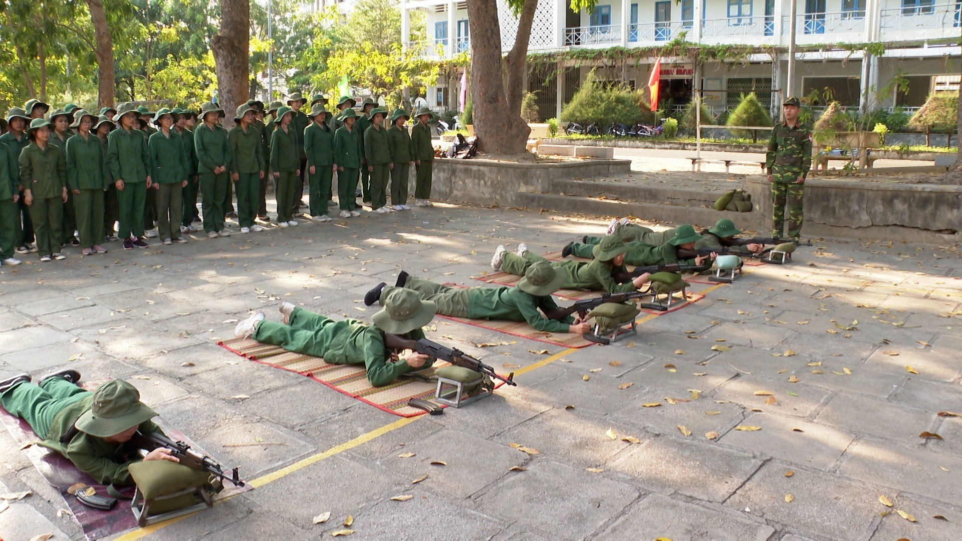 Sinh viên Trường Đại học Nha Trang tham gia môn học giáo dục quốc phòng - an ninh.