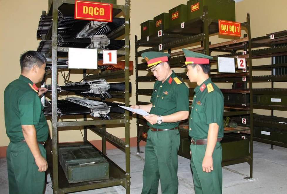 Đoàn công tác kiểm tra tại Ban CHQS huyện Diên Khánh.