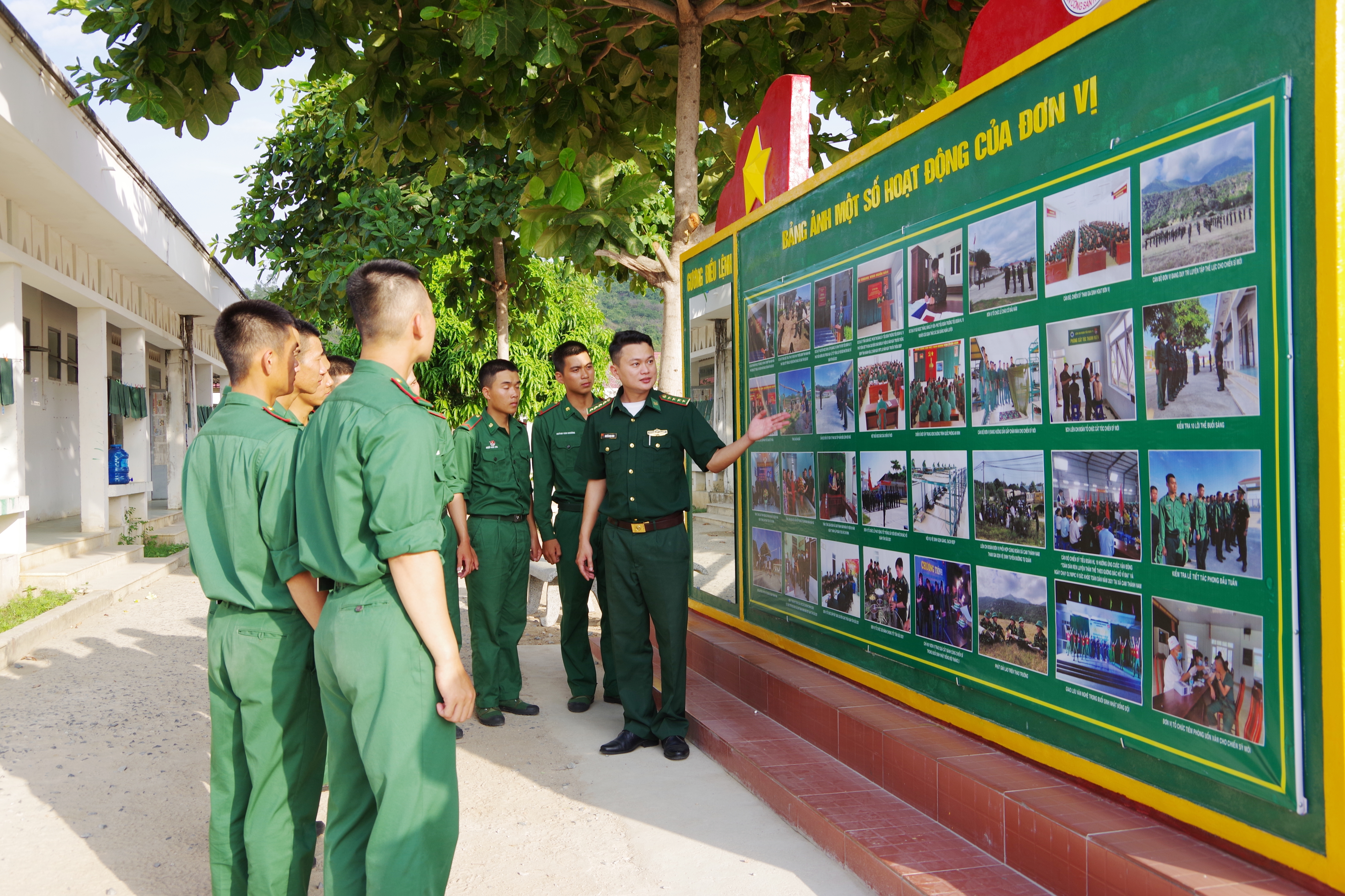 Giáo dục truyền thống cho chiến sĩ mới tại Tiểu đoàn Huấn luyện 19. 