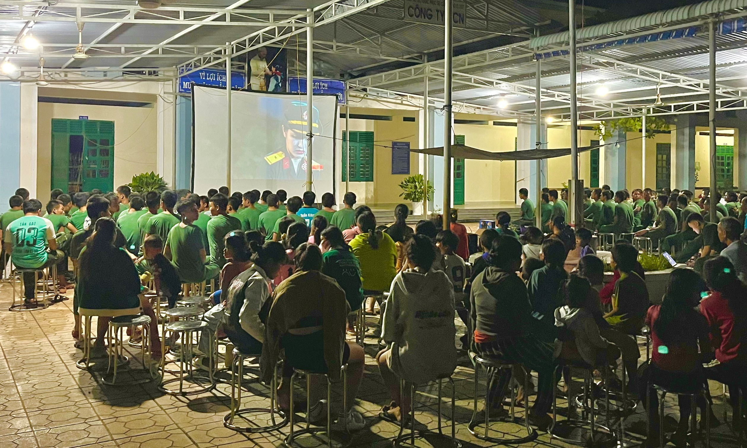 Bộ Chỉ huy Quân sự tỉnh Khánh Hòa:: Chiếu phim lưu động phục vụ người dân miền núi