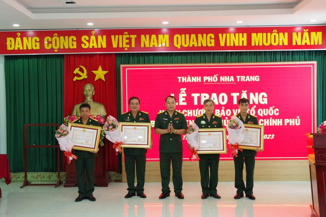 Thừa ủy quyền của Chủ tịch nước, Đại tá Bùi Đại Thắng - Chỉ huy trưởng Bộ Chỉ huy Quân sự tỉnh trao huân chương cho các cá nhân.