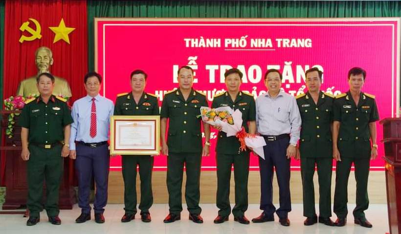 Ban CHQS TP. Nha Trang vinh dự đón nhận Bằng khen của Thủ tướng Chính phủ.