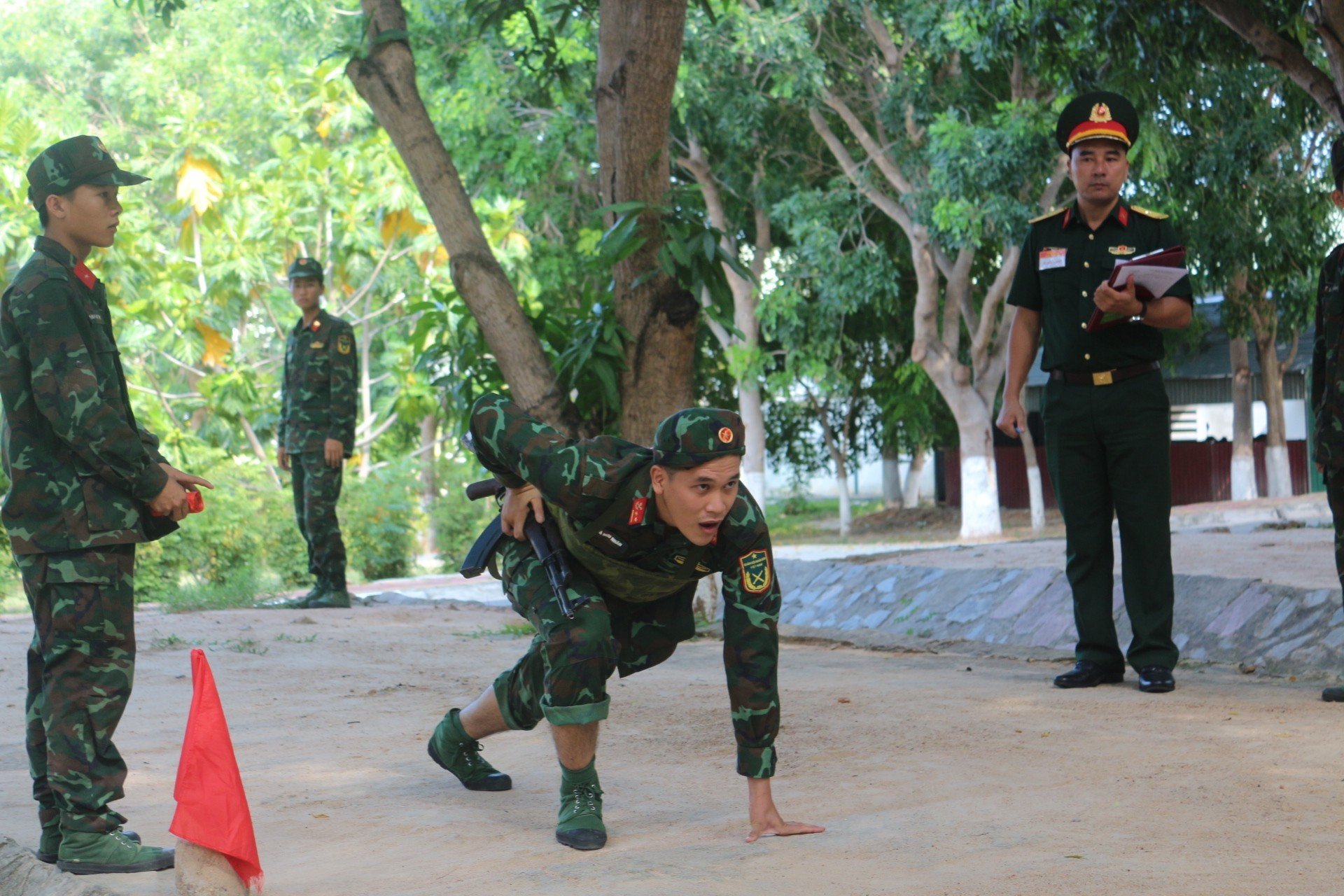 Thực hành kiểm tra nội dung vượt vật cản huấn luyện thể lực. 