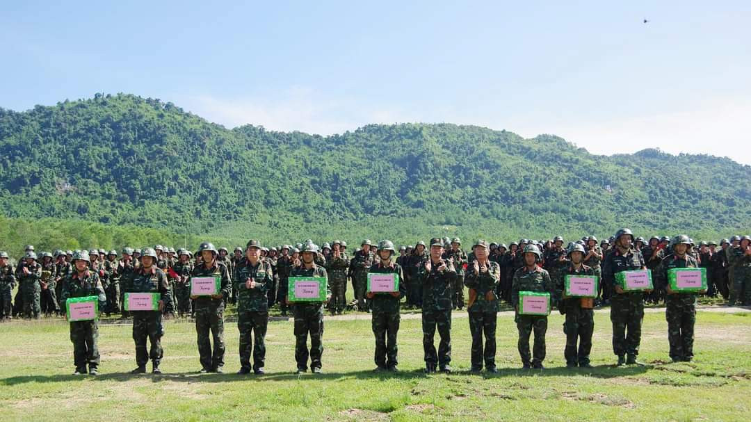 Lãnh đạo Quân khu và Sư đoàn tặng quà cho lực lượng tham gia bắn đạn thật.