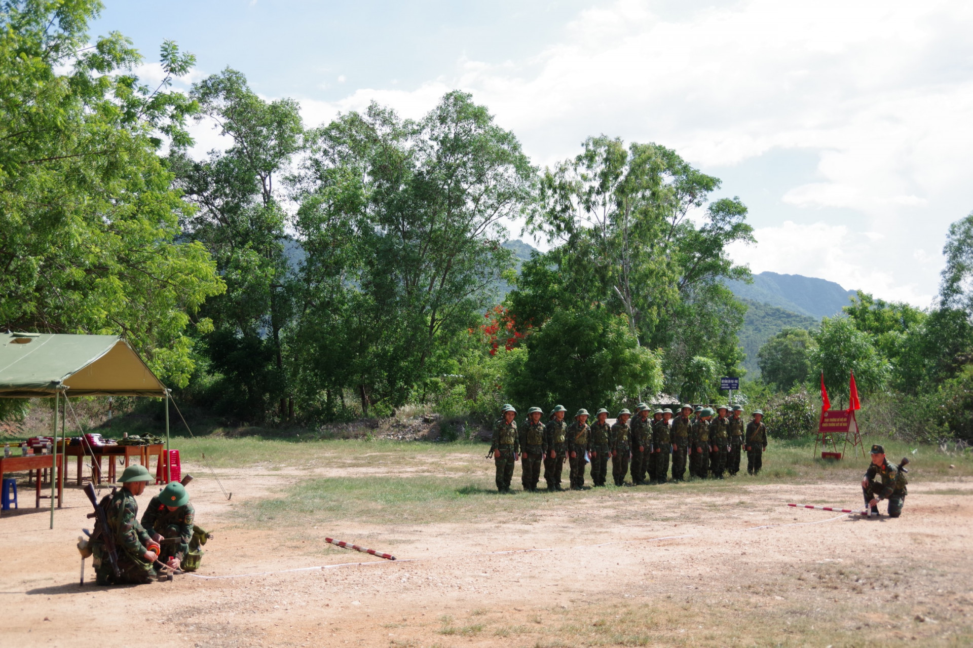 Thực hành kiểm tra tổ chức phương pháp huấn luyện kỹ, chiến thuật chuyên ngành công binh.