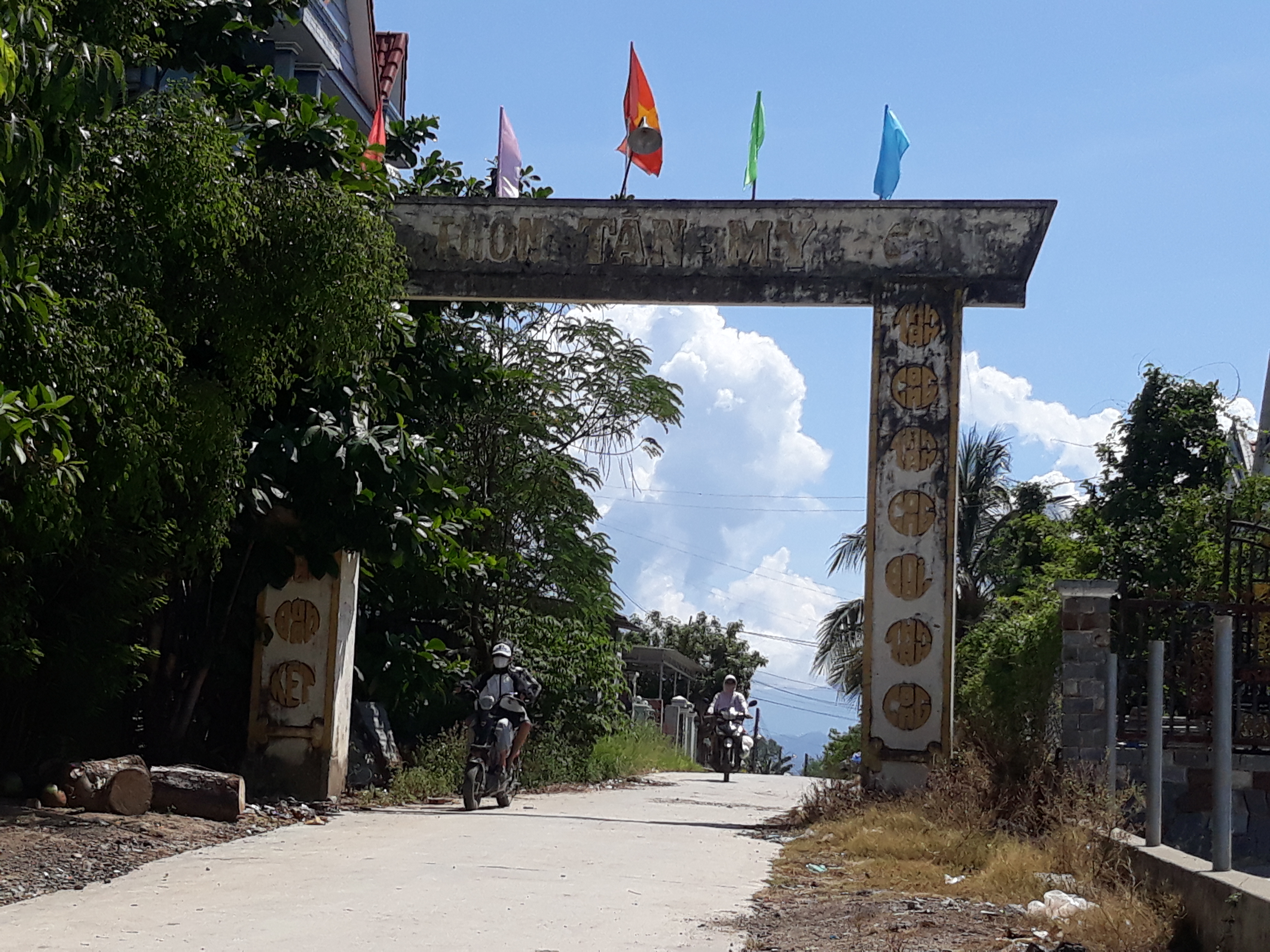 Cần sơn mới lại cổng chào