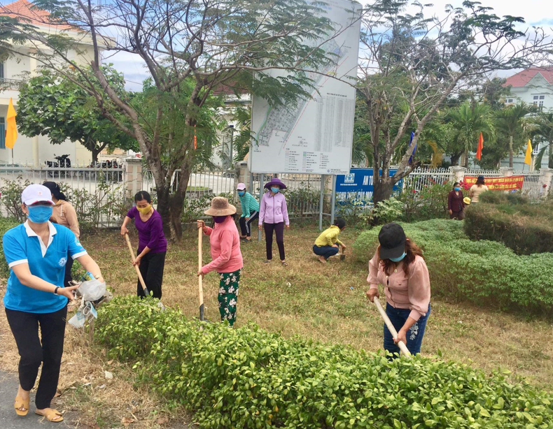 Hội Phụ nữ xã Suối Hiệp (huyện Diên Khánh) ra quân dọn dẹp môi trường.