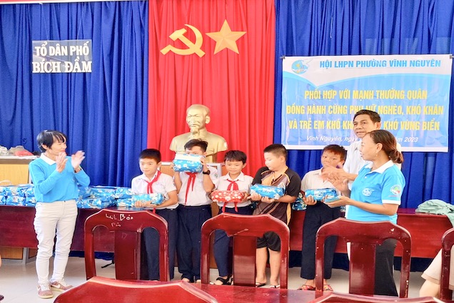 Hội Phụ nữ phường Vĩnh Nguyên (TP. Nha Trang):: Tổ chức chương trình “Đồng hành cùng phụ nữ, trẻ em khó khăn vùng biển”