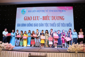 Hội Liên hiệp Phụ nữ tỉnh:: Biểu dương 60 gia đình cán bộ hội, gia đình đồng bào dân tộc thiểu số tiêu biểu