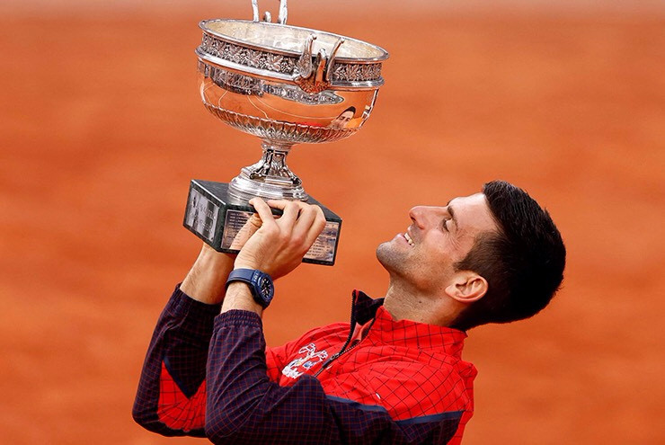 Novak Djokovic nâng cúp vô địch Roland Garros 2023 