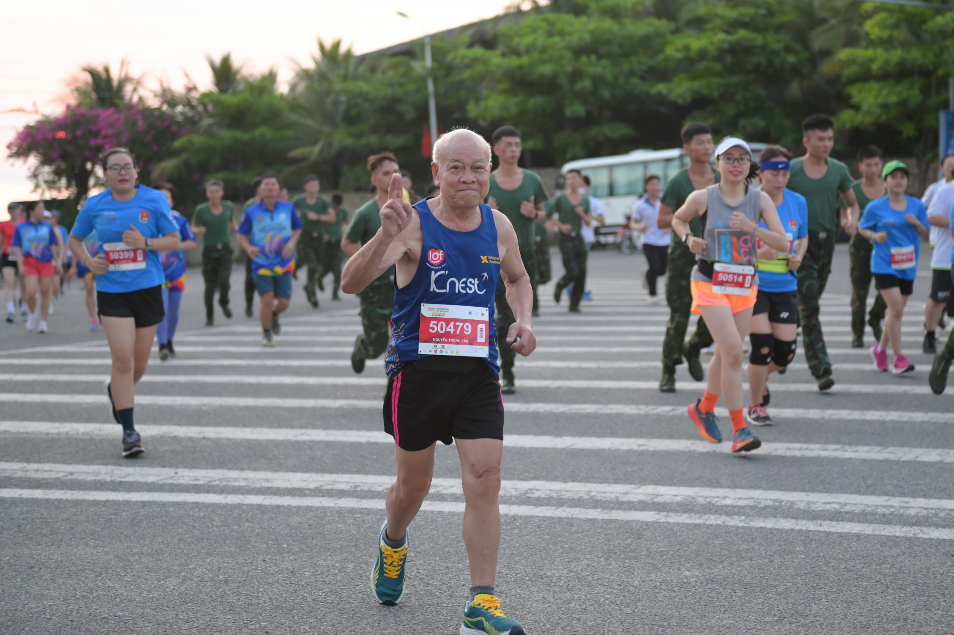 Một vận động viên 85 tuổi tham gia và hoàn thành nội dung chạy 5km.