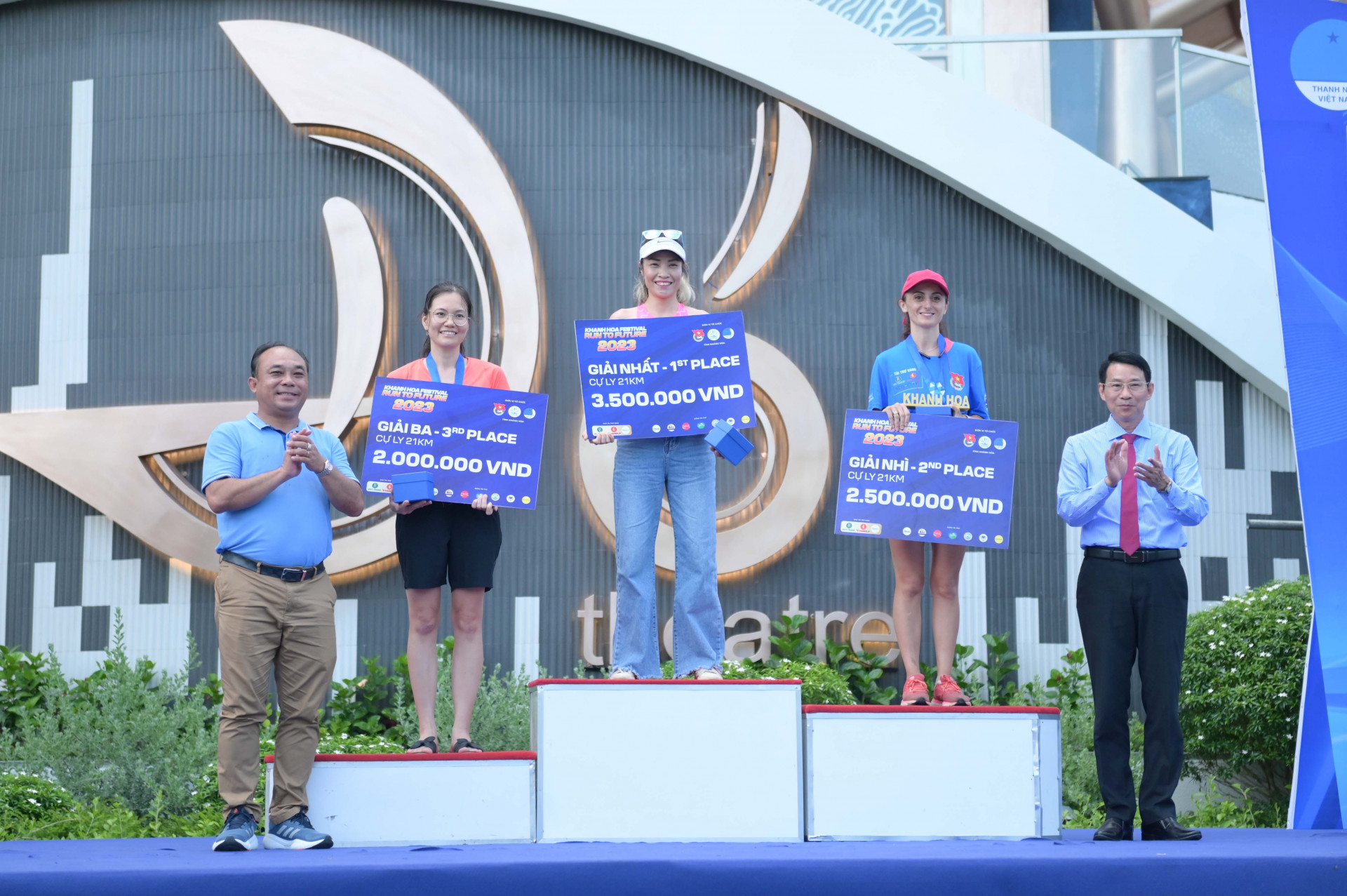 Lãnh đạo tỉnh trao giải nội dung 21km cho các vận động viên nữ.